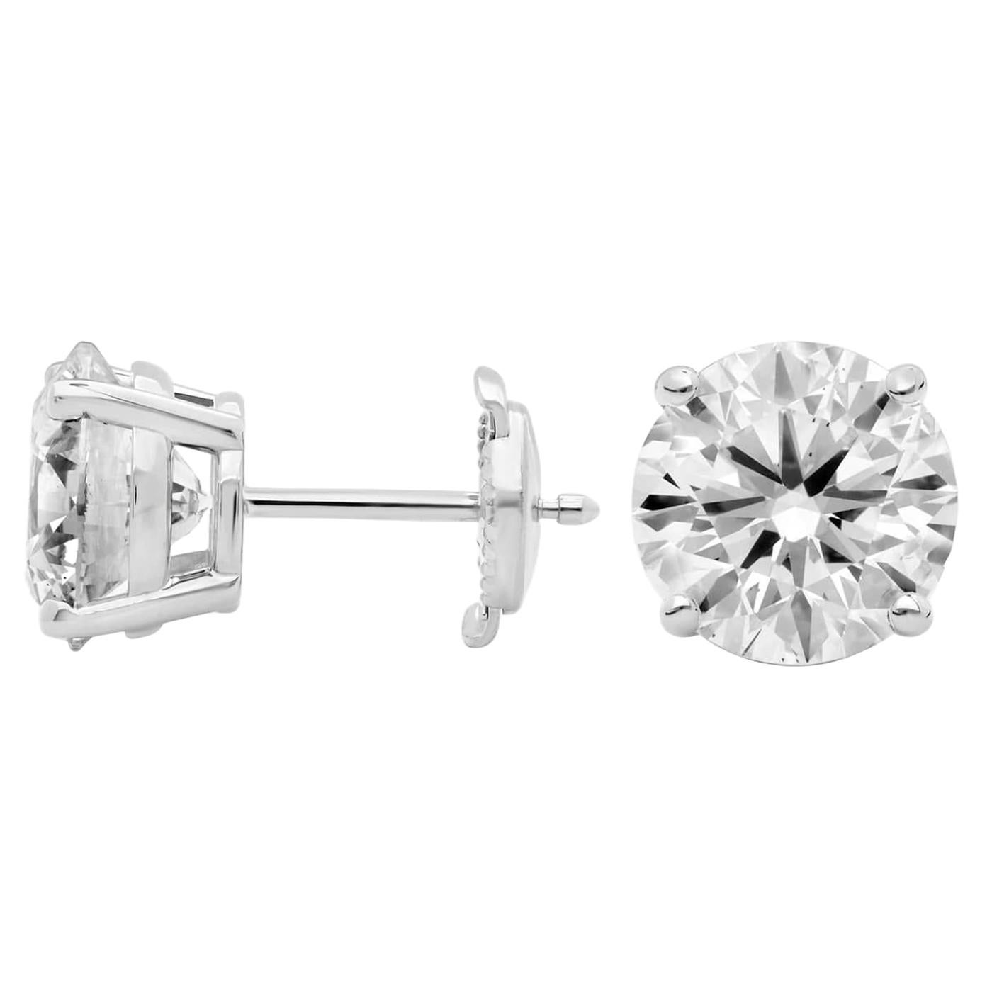 Questi orecchini a perno tondi a quattro punte di Tiffany & Co. pesano 4,08 carati e sono incastonati in platino. Adattano il tradizionale stile delle borchie a diamante e offrono un design essenziale. I quattro perni di queste borchie riducono