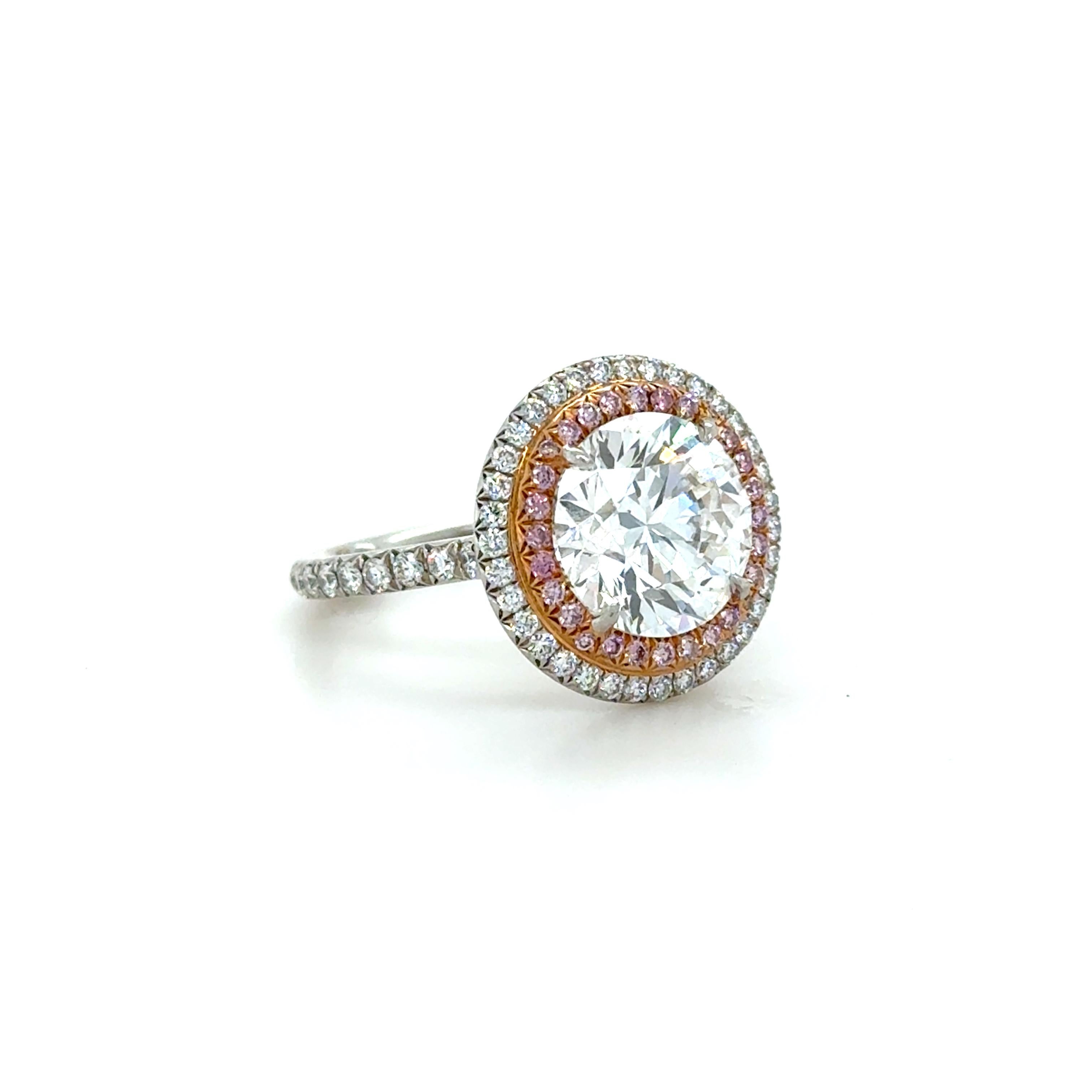 Taille du diamant : Rond Brillant 
Carat : 3,54 carats
Dimensions : 9,63-9,70 x 6,08 mm
Couleur : F
Clarté : VVS2
Fluorescence : Faible

Pink Diamond
Carat : 0,12 carat au total
Coupe : Brillant rond

Petits diamants
Carat : 0,51 carat au