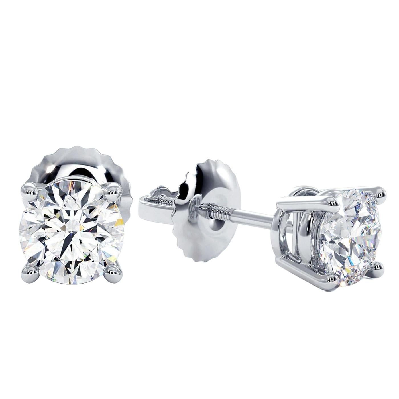 Zwei wunderschöne funkelnde Diamant-Ohrstecker in einer 4-Zacken-Fassung von Tiffany & Co. Diese aus Platin gefertigten Diamant-Ohrstecker sind mit einem Schraubmechanismus versehen, um sie zu sichern. Diese atemberaubenden Platin-Ohrringe sind mit