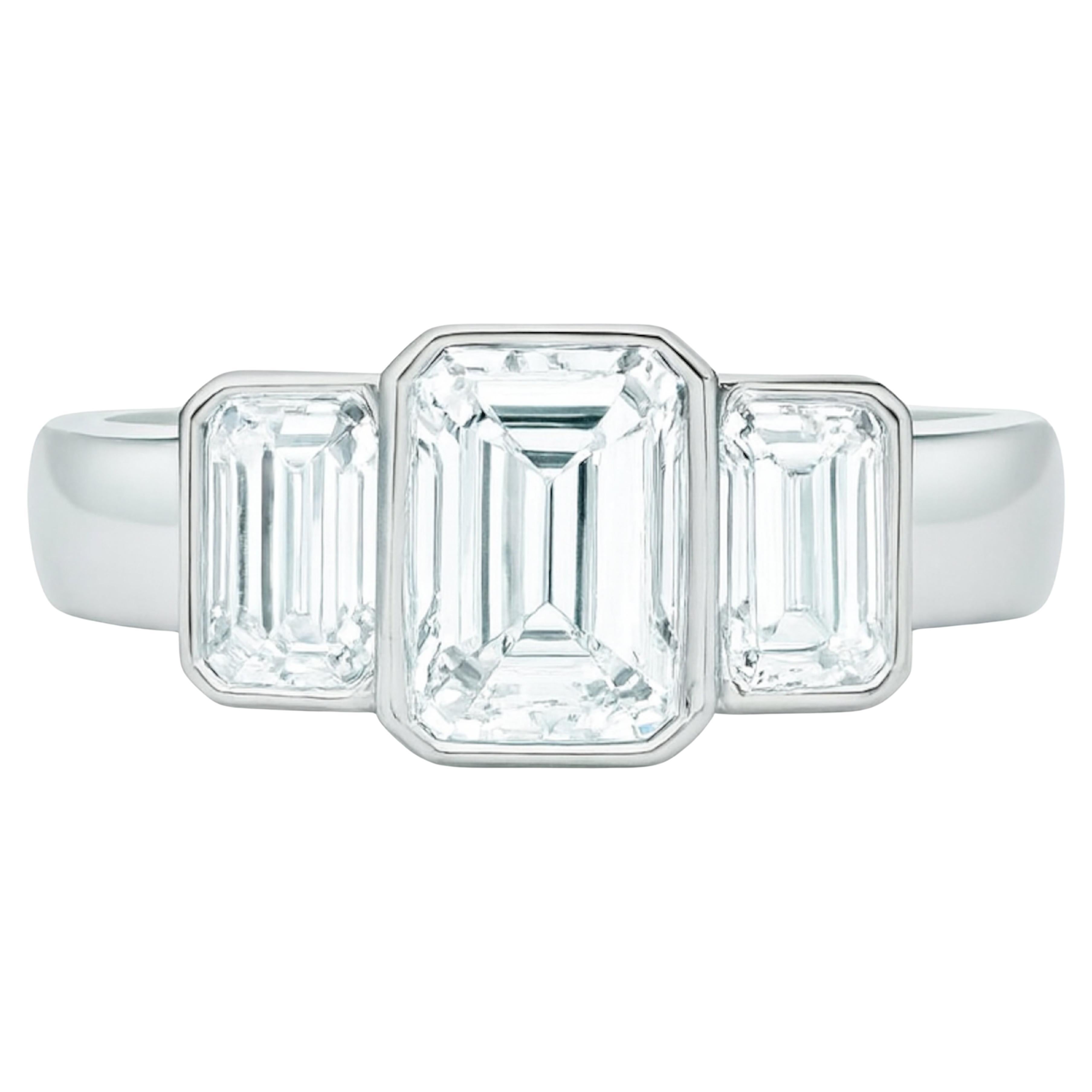 Tiffany & Co. Bague de fiançailles en platine à trois pierres avec diamant taille émeraude - 4,24 carats au total

Design intemporel de Tiffany & Co, cette exquise bague de fiançailles présente un trio de diamants taille émeraude sertis en chaton et