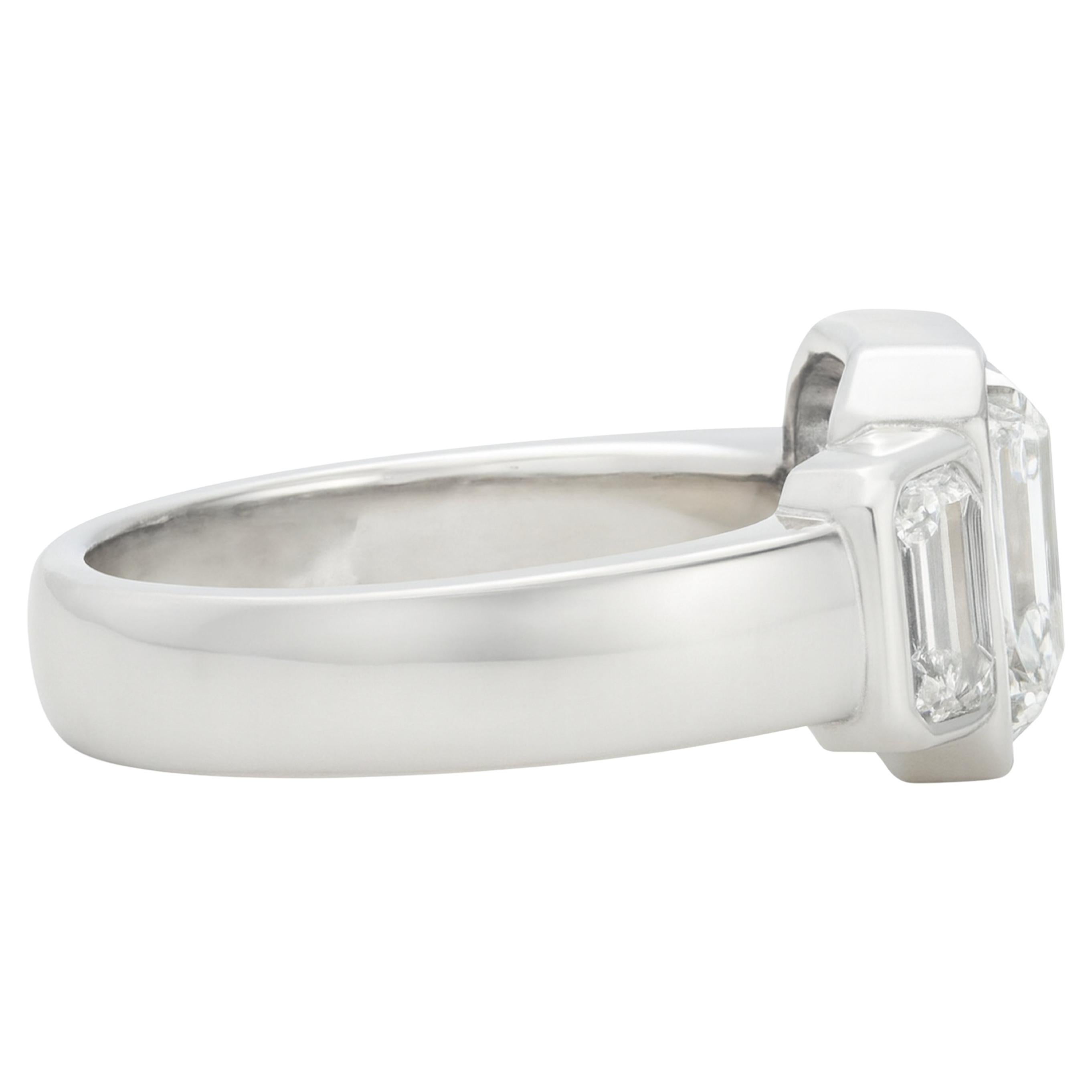 Moderne Tiffany & Co. Bague à trois pierres en platine avec diamant taille émeraude de 4,24 carats en vente