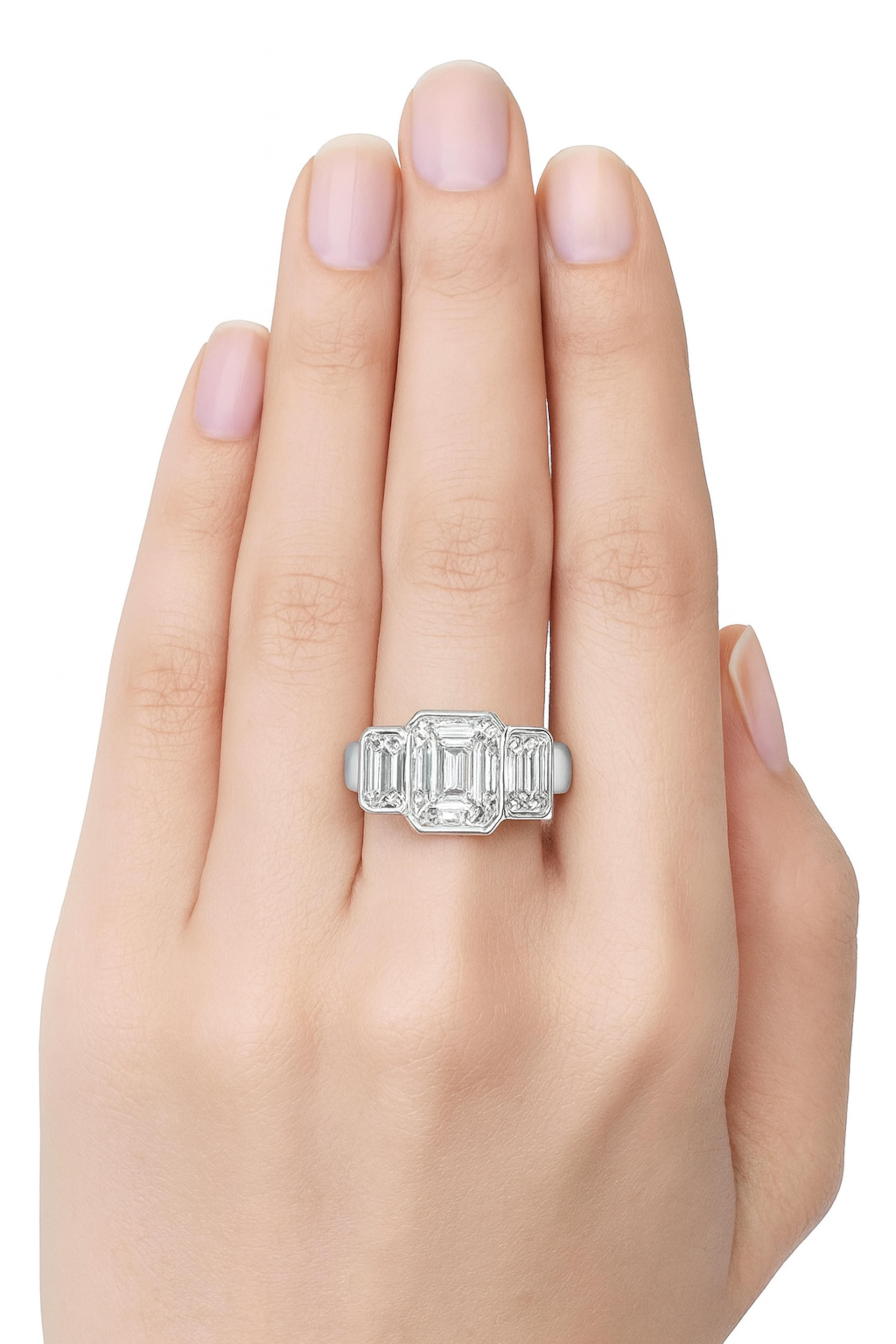 Taille émeraude Tiffany & Co. Bague à trois pierres en platine avec diamant taille émeraude de 4,24 carats en vente