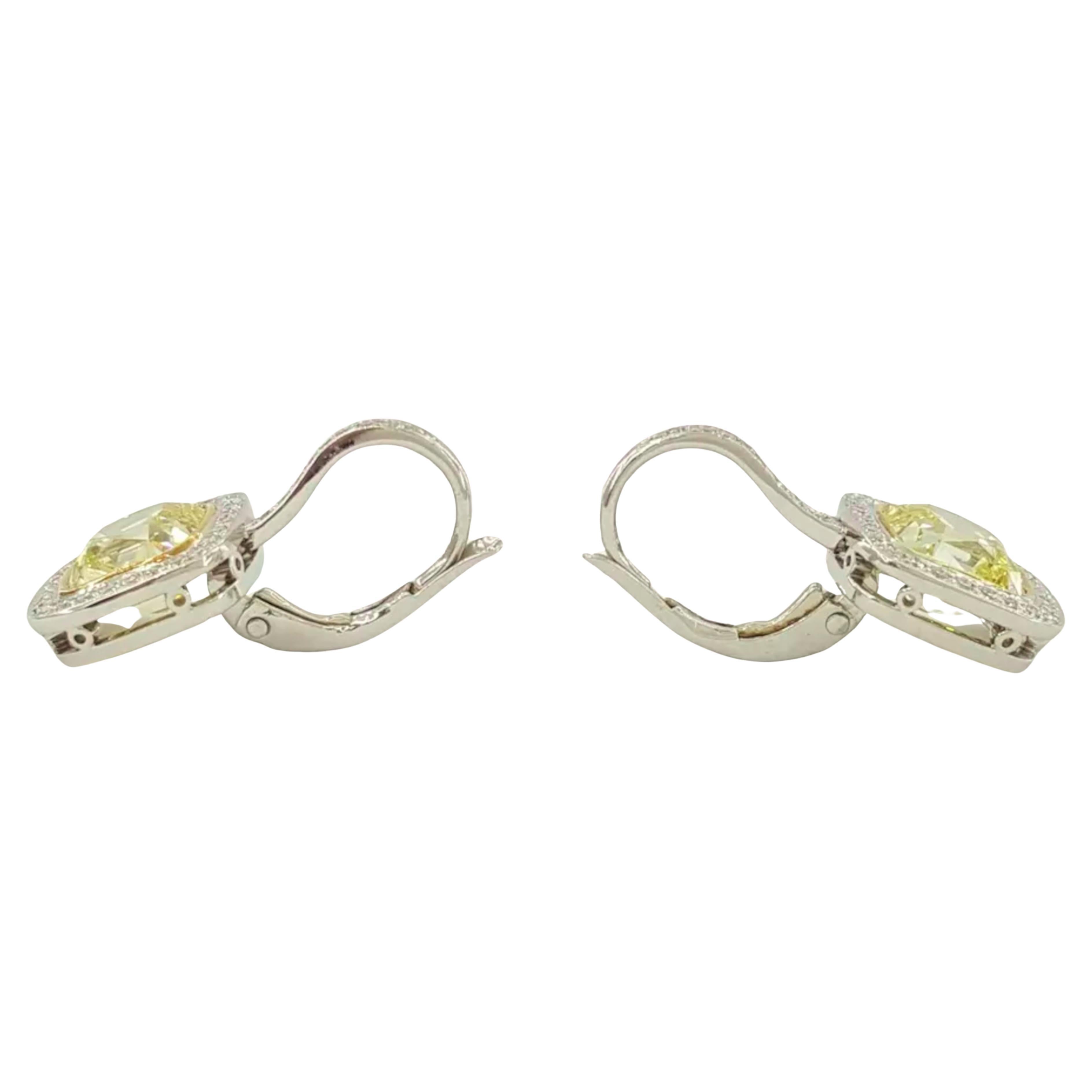 Orecchini pendenti di Tiffany & Co. con un peso totale di 4,32 carati. Gli orecchini pesano 6,2 grammi e presentano due diamanti quadrati antichi a taglio brillante, per un peso complessivo di 4,01 ct. Questi diamanti sono classificati come Fancy