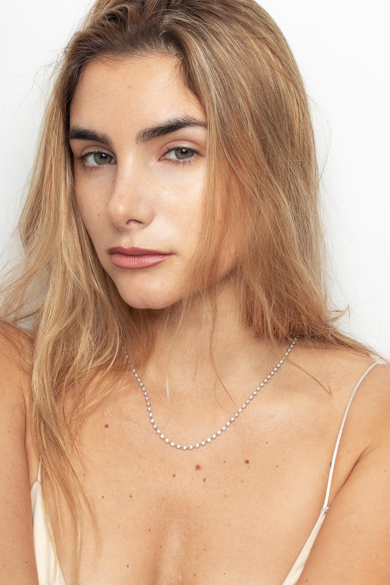 Este magnífico collar de la línea Tiffany & Co. incluye un total de 108 diamantes brillantes redondos. Los diamantes suman un total de 4,32 quilates y, como es de esperar de Tiffany, son de la máxima calidad, todos de color F y claridad VVS. El