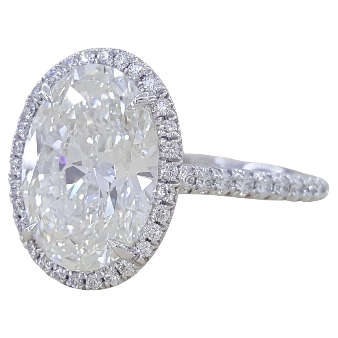 Contemporain Tiffany & Co. 4.38 Carat Soleste Oval Brilliant Cut Diamond Platinum Halo Ring (bague de halo en platine) en vente