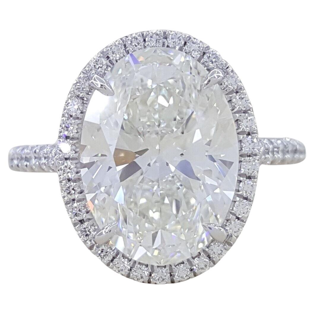 Taille carrée Tiffany & Co. 4.38 Carat Soleste Oval Brilliant Cut Diamond Platinum Halo Ring (bague de halo en platine) en vente
