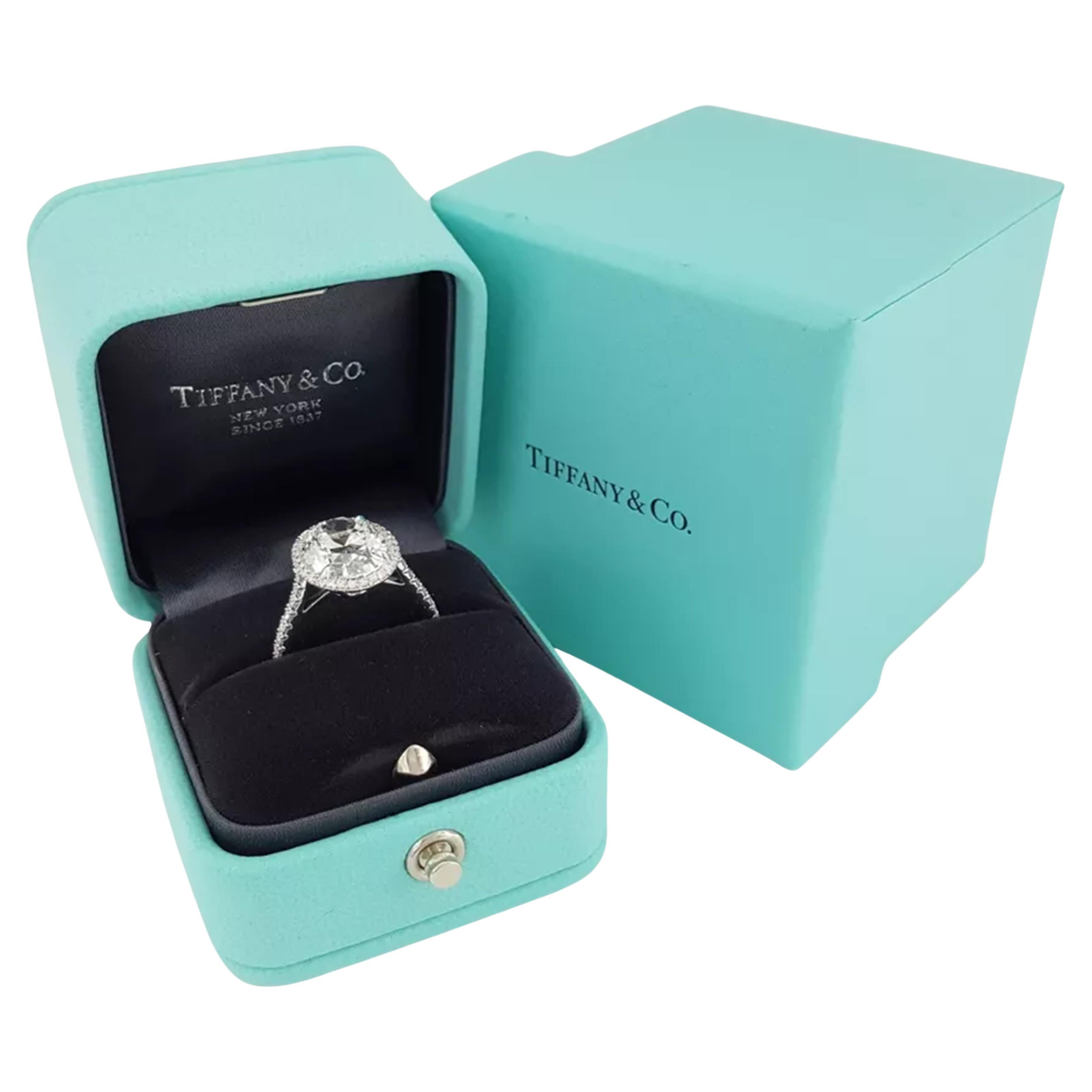 Tiffany & Co. Soleste Oval Brillantschliff Diamant Verlobungsring. Dieses exquisite Stück weist ein atemberaubendes Gesamtgewicht von 4,38 Karat auf, das durch einen prächtigen zentralen Diamanten hervorgehoben wird. Dieser natürliche Diamant im