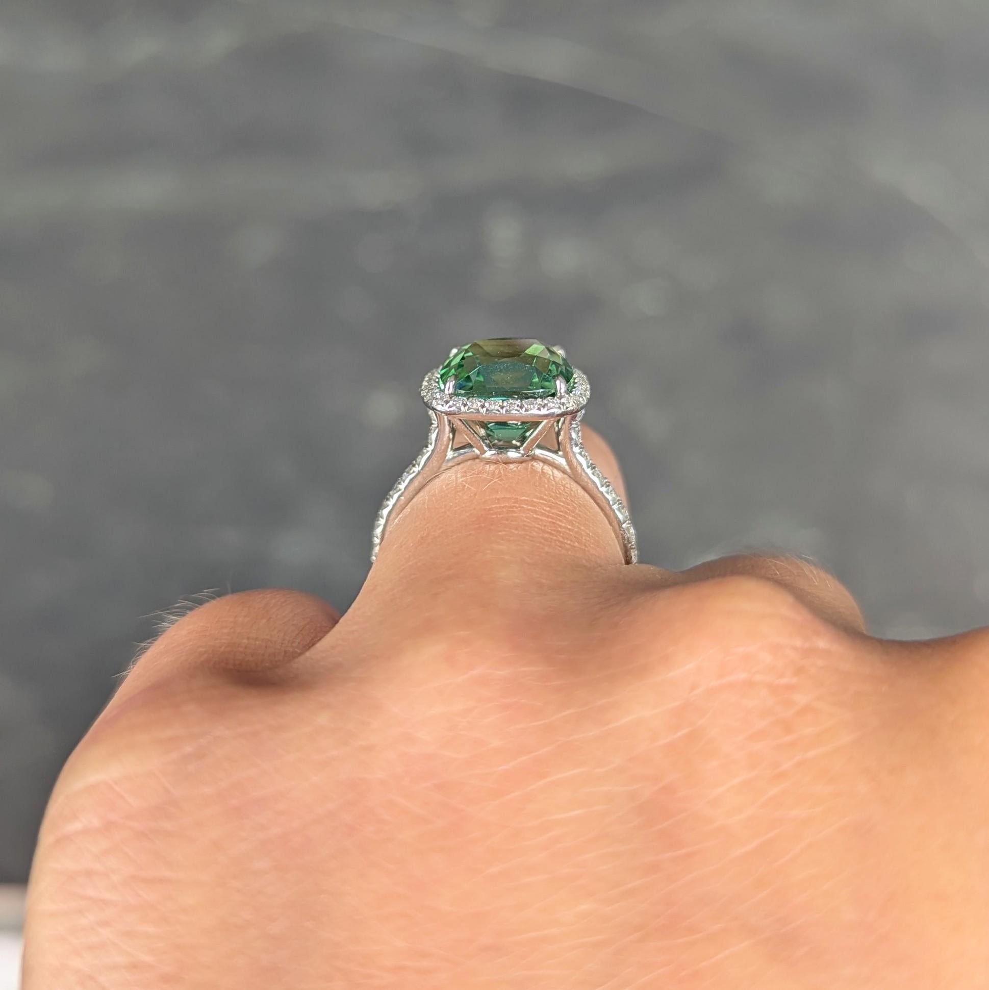 Tiffany & Co. 4,38 quilates Turmalina verde Diamante Platino Soleste Halo Anillo en venta 7