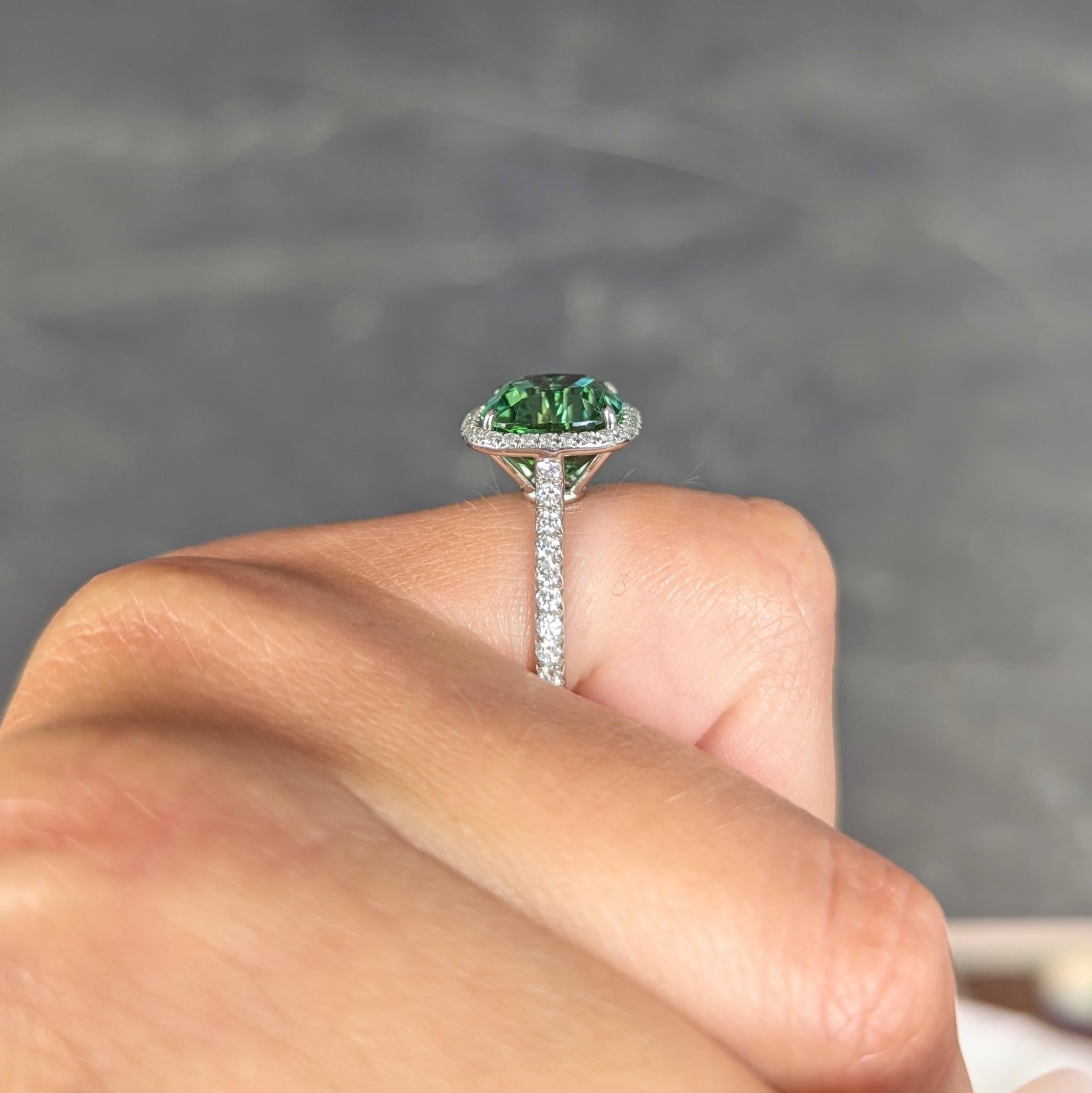 Tiffany & Co. 4,38 quilates Turmalina verde Diamante Platino Soleste Halo Anillo en venta 8