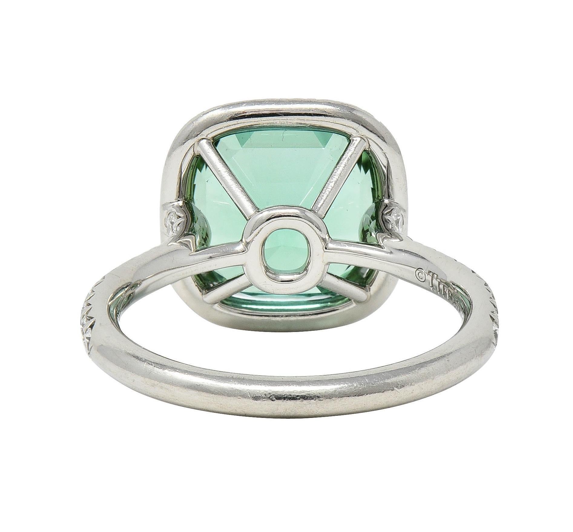 De las mujeres Tiffany & Co. 4,38 quilates Turmalina verde Diamante Platino Soleste Halo Anillo en venta