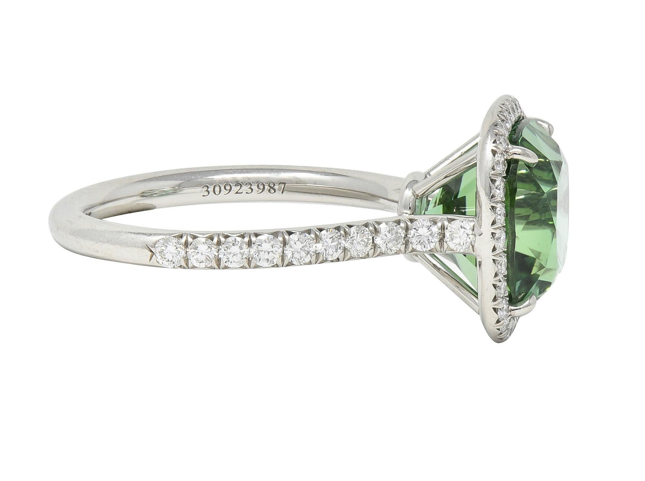 Tiffany & Co. 4,38 quilates Turmalina verde Diamante Platino Soleste Halo Anillo en venta 2