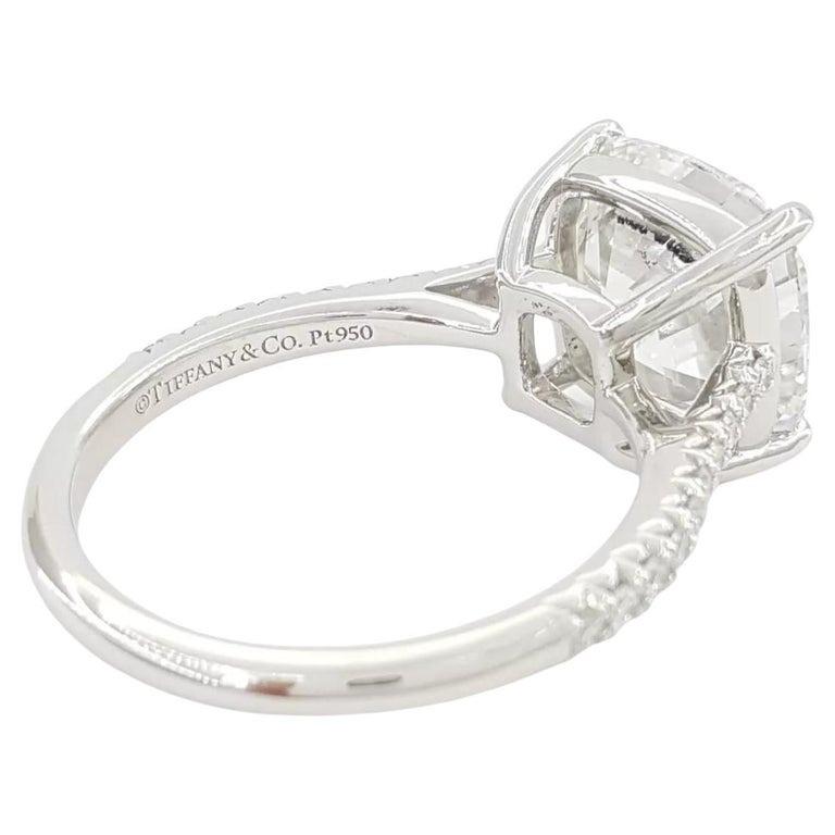 Tiffany & Co. L'anello di fidanzamento NOVO in platino con diamanti taglio Brilliante a Cuscino da 4,39 ct di peso totale è un pezzo straordinario ed elegante. L'anello ha un peso totale di 6,2 grammi ed è di misura 6. Presenta un diamante centrale