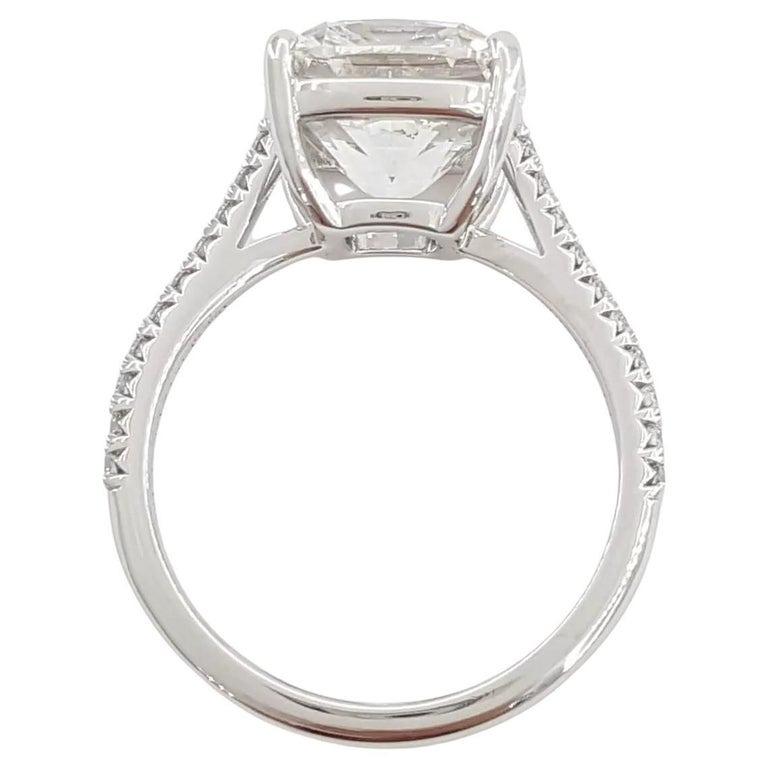 Taglio cuscino Tiffany & Co. 4.39 Ct. Anello di fidanzamento con diamante aureolato con taglio a cuscino Brilliante in vendita