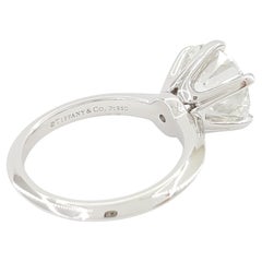 Anillo solitario en platino con diamante talla redonda de 4.49 quilates Tiffany & Co.