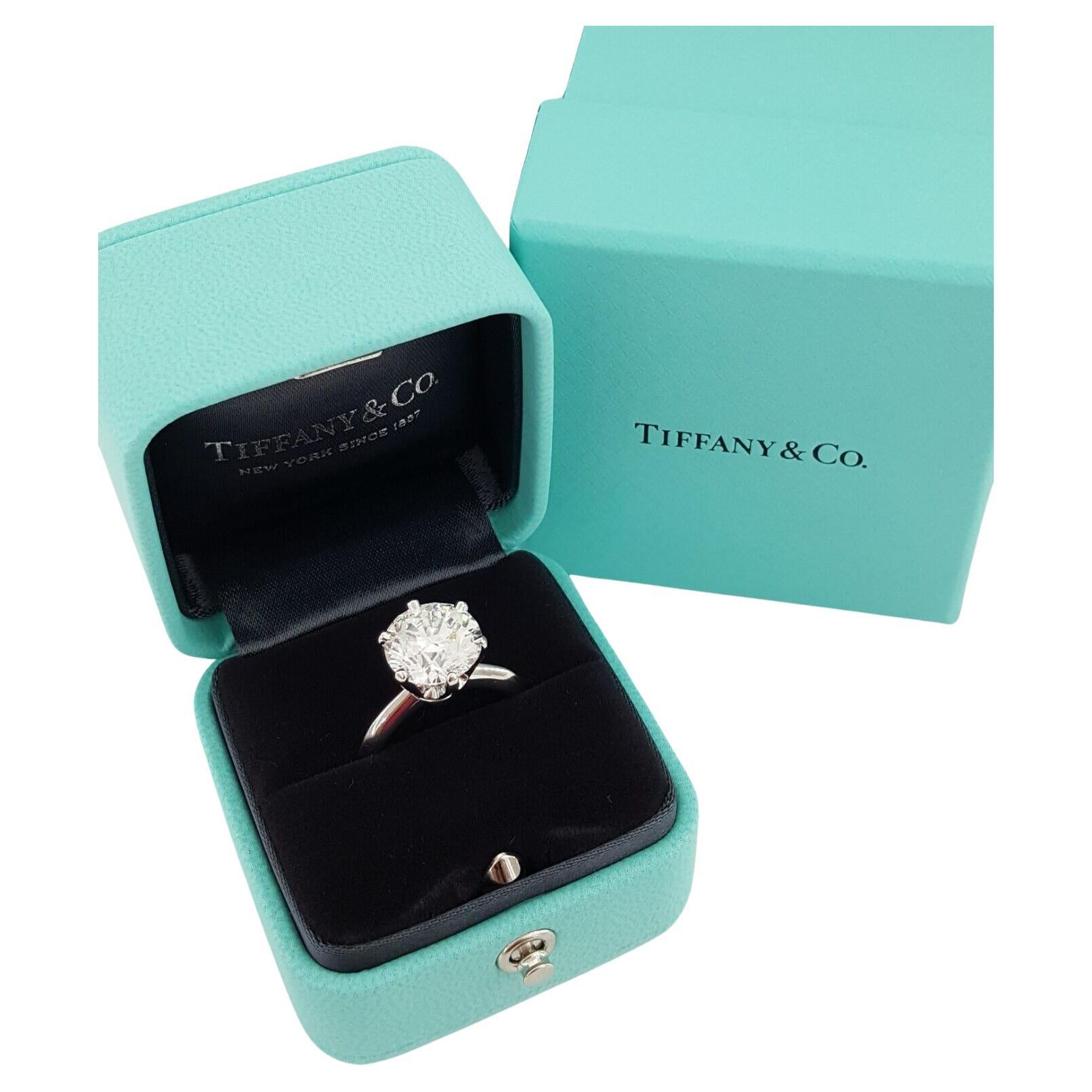 Anillo solitario en platino con diamante talla redonda de 4.49 quilates Tiffany & Co. Corte redondo en venta