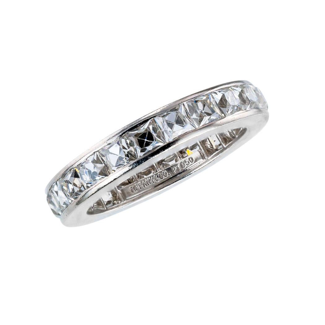 Tiffany & Co Bague éternité en platine et diamants taille française de 4::50 carats:: datant de 1950.  Vous trouverez ci-dessous des informations claires et concises que vous souhaitez savoir.  Contactez-nous immédiatement si vous avez des questions