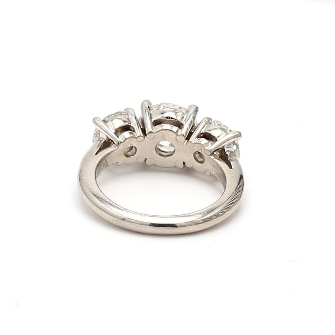 Tiffany & Co 4.57 Carat Round Brilliant Diamond Platinum Three-Stone Ring (bague à trois pierres en platine) en vente 5