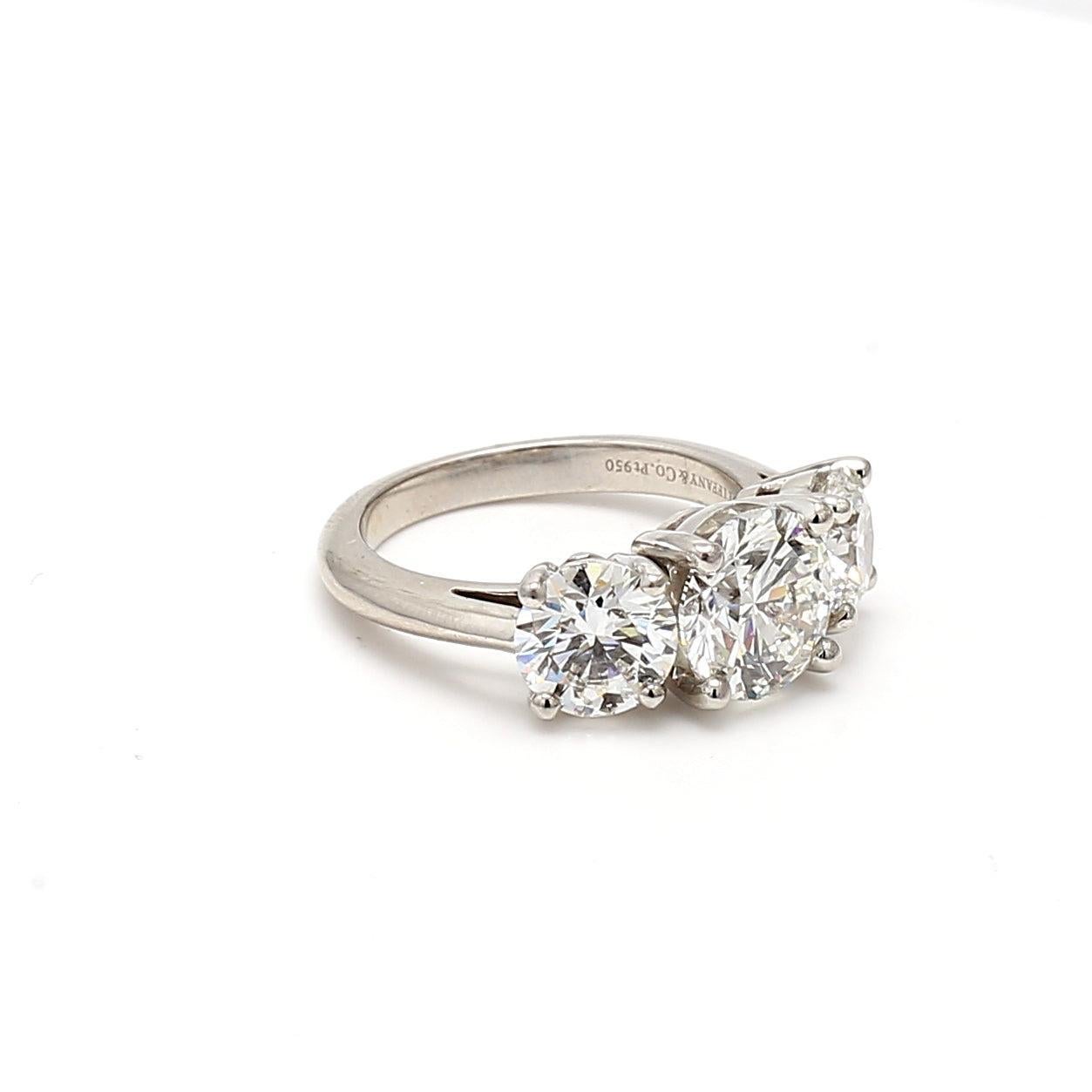 Designer :
Tiffany & Co


Titre :
Tiffany & Co 4.57 Carat Round Brilliant F-G VVS1-VVS2 Diamond Platinum Three-Stone Ring


Le style :
Trois pierres


Métal :
Platine


Pierre précieuse 1 :
Diamant de 1,15 carat


Nombre de pierres :
1


Couleur