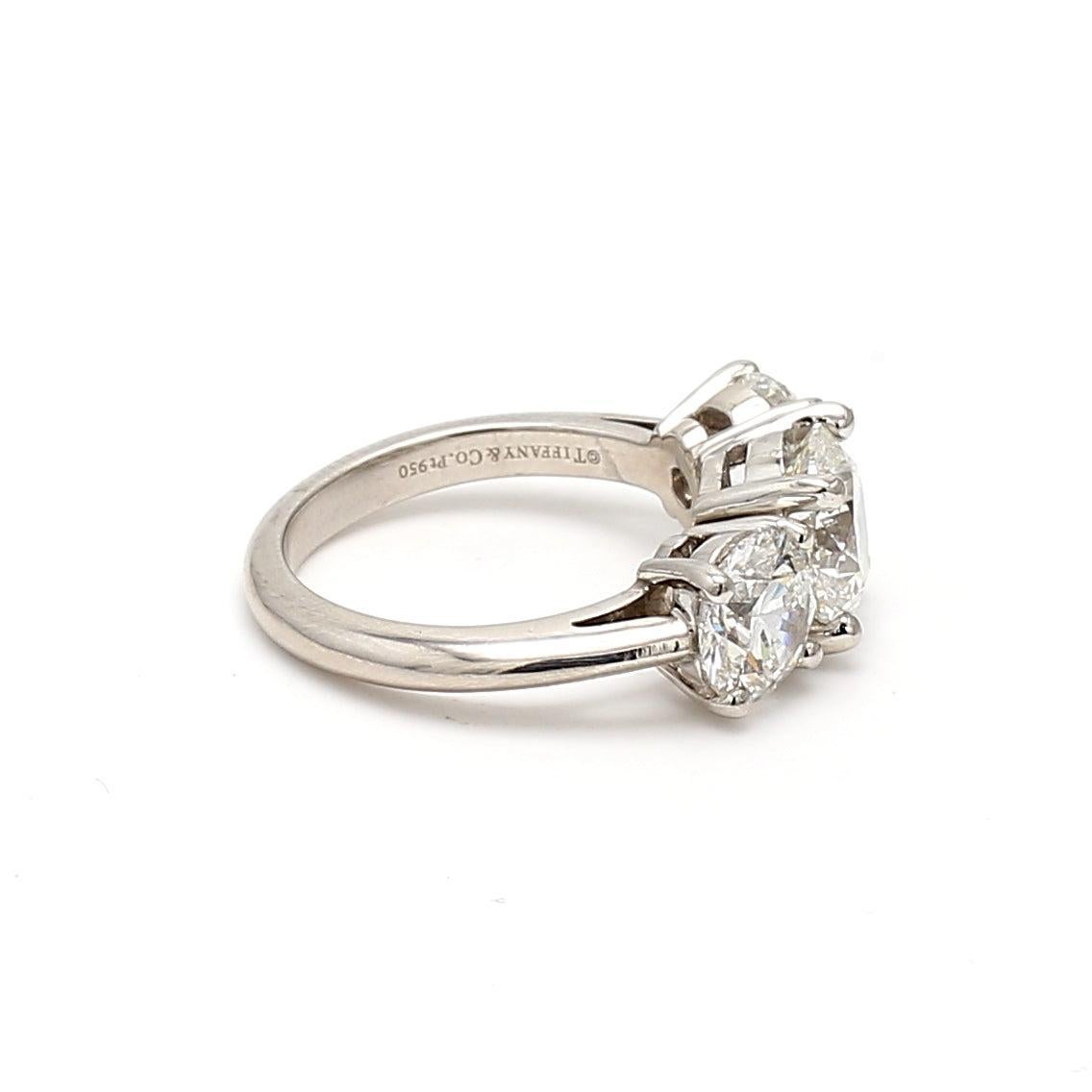 Taille ronde Tiffany & Co 4.57 Carat Round Brilliant Diamond Platinum Three-Stone Ring (bague à trois pierres en platine) en vente