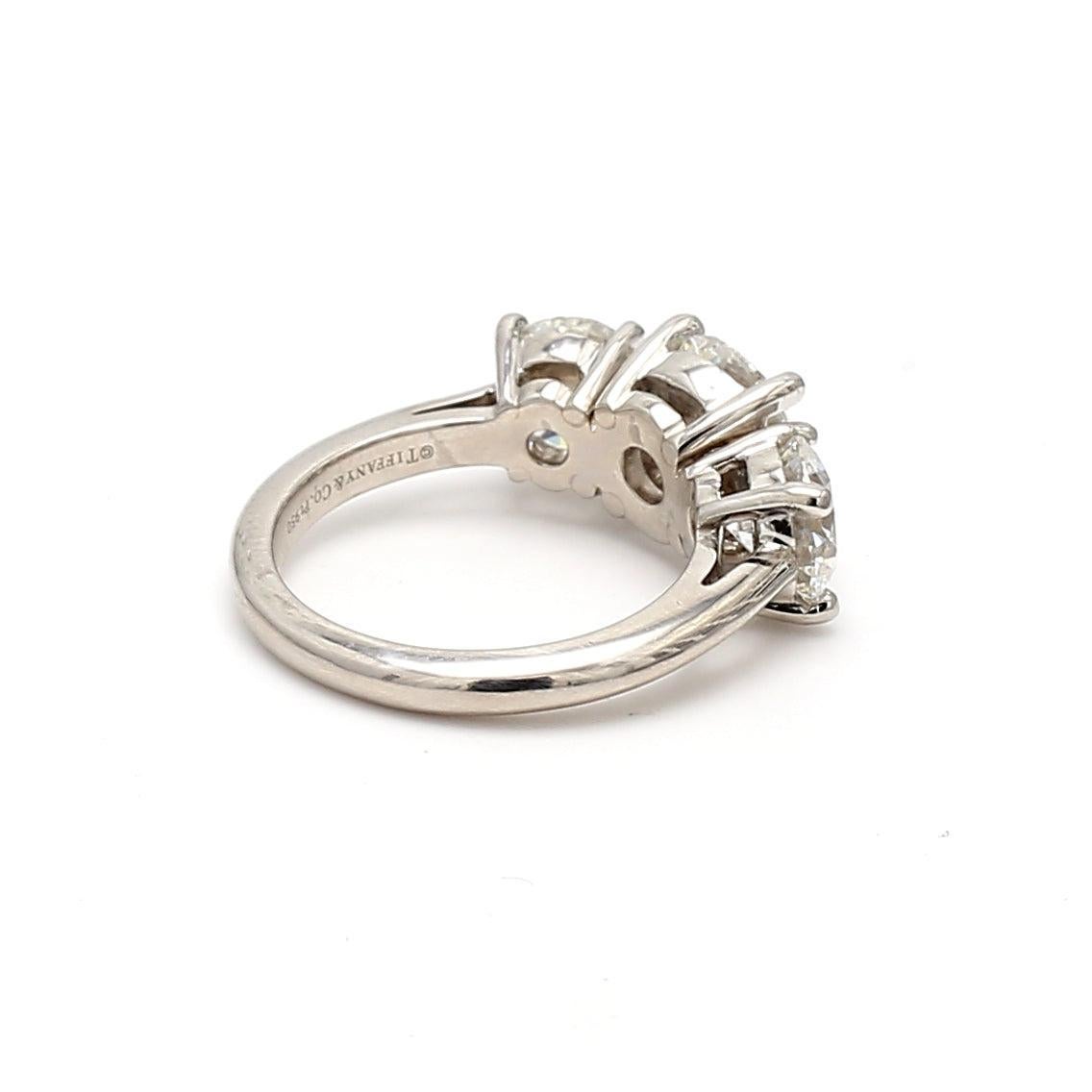 Tiffany & Co 4.57 Carat Round Brilliant Diamond Platinum Three-Stone Ring (bague à trois pierres en platine) Bon état - En vente à New York, NY