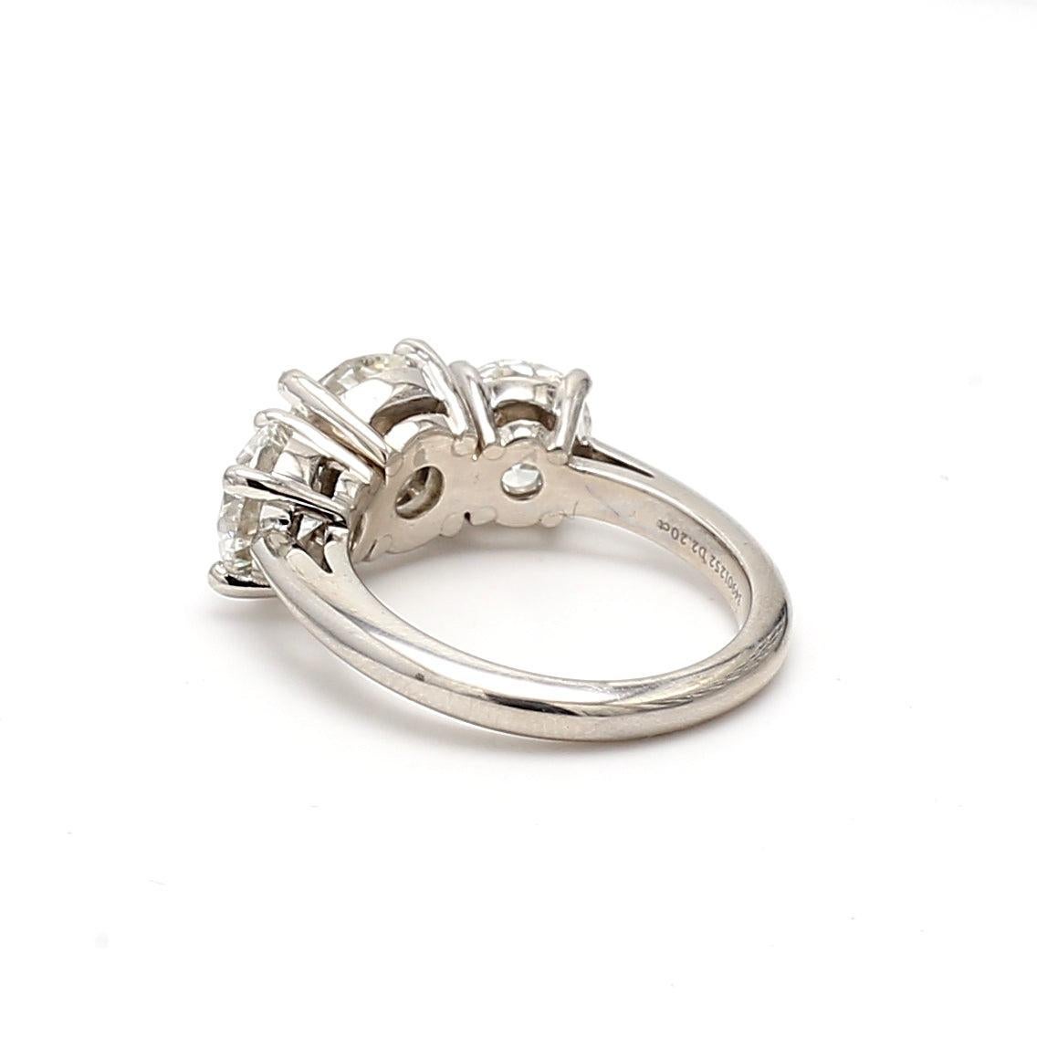 Tiffany & Co 4.57 Carat Round Brilliant Diamond Platinum Three-Stone Ring (bague à trois pierres en platine) Pour femmes en vente