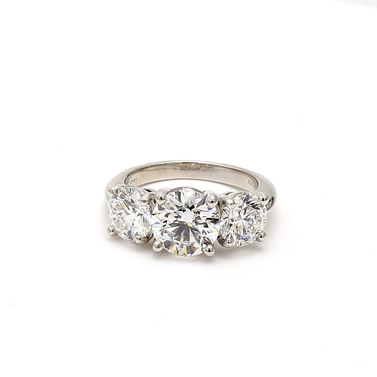 Tiffany & Co 4.57 Carat Round Brilliant Diamond Platinum Three-Stone Ring (bague à trois pierres en platine) en vente 1