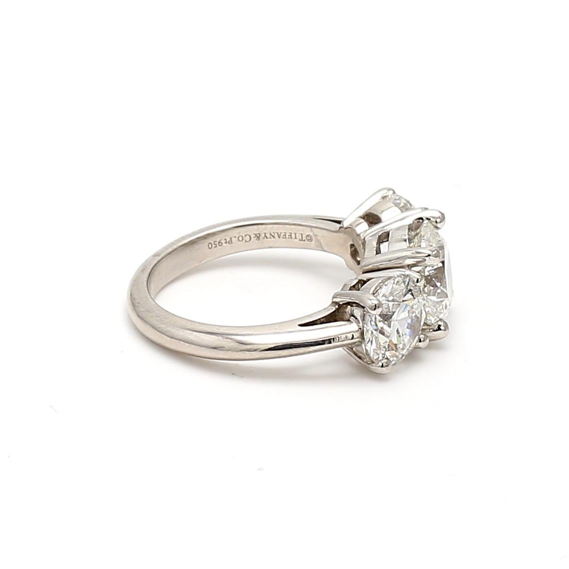 Tiffany & Co 4.57 Carat Round Brilliant Diamond Platinum Three-Stone Ring (bague à trois pierres en platine) en vente 3