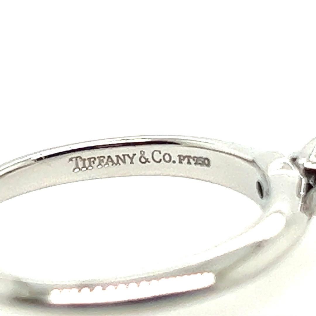 Moderne Tiffany & Co .46 Carat GIA Certified H VS2 Round Natural Diamond Engagement Ring (Bague de fiançailles diamant rond naturel certifié GIA H VS2) en vente