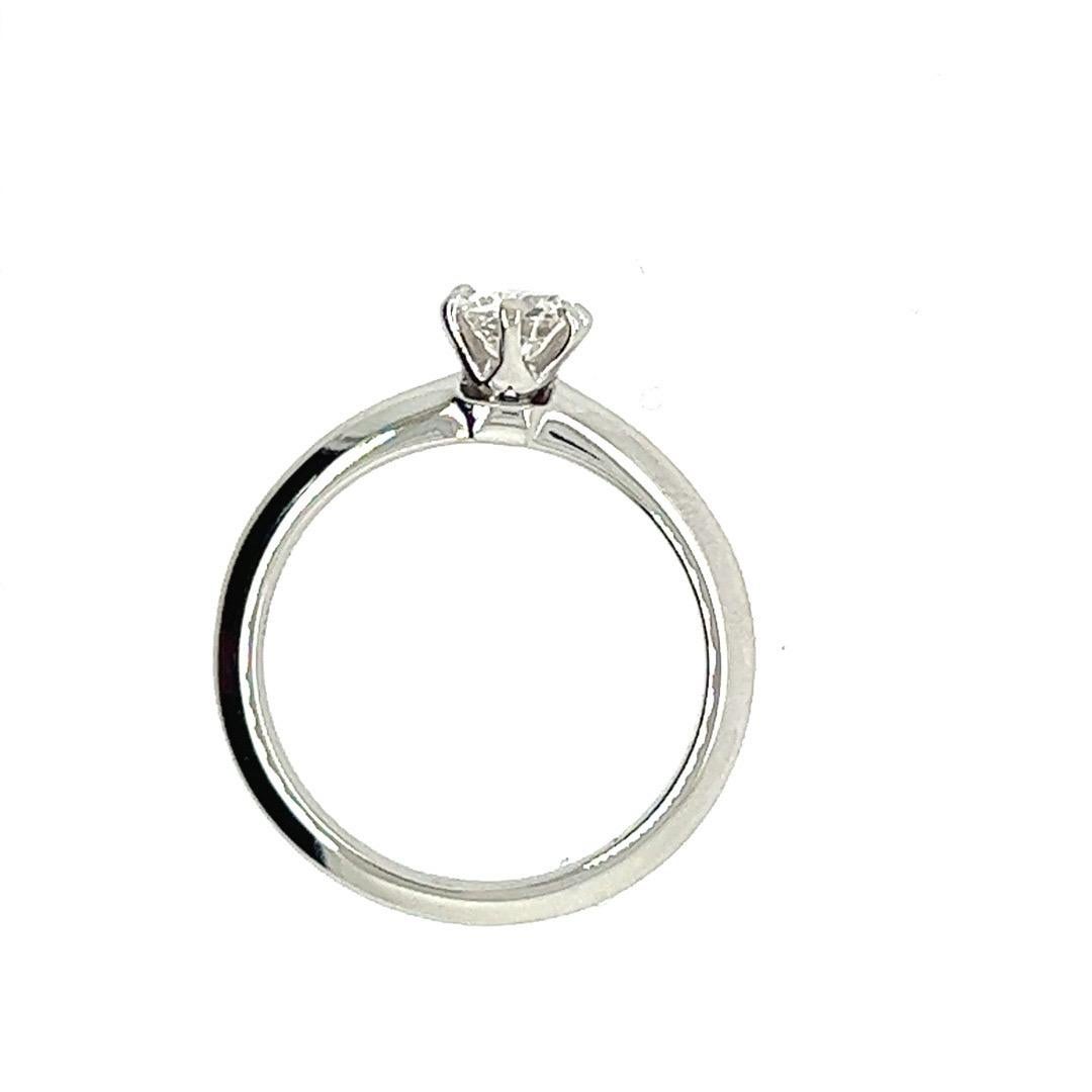 Tiffany & Co .46 Carat GIA Certified H VS2 Round Natural Diamond Engagement Ring (Bague de fiançailles diamant rond naturel certifié GIA H VS2) en vente 2
