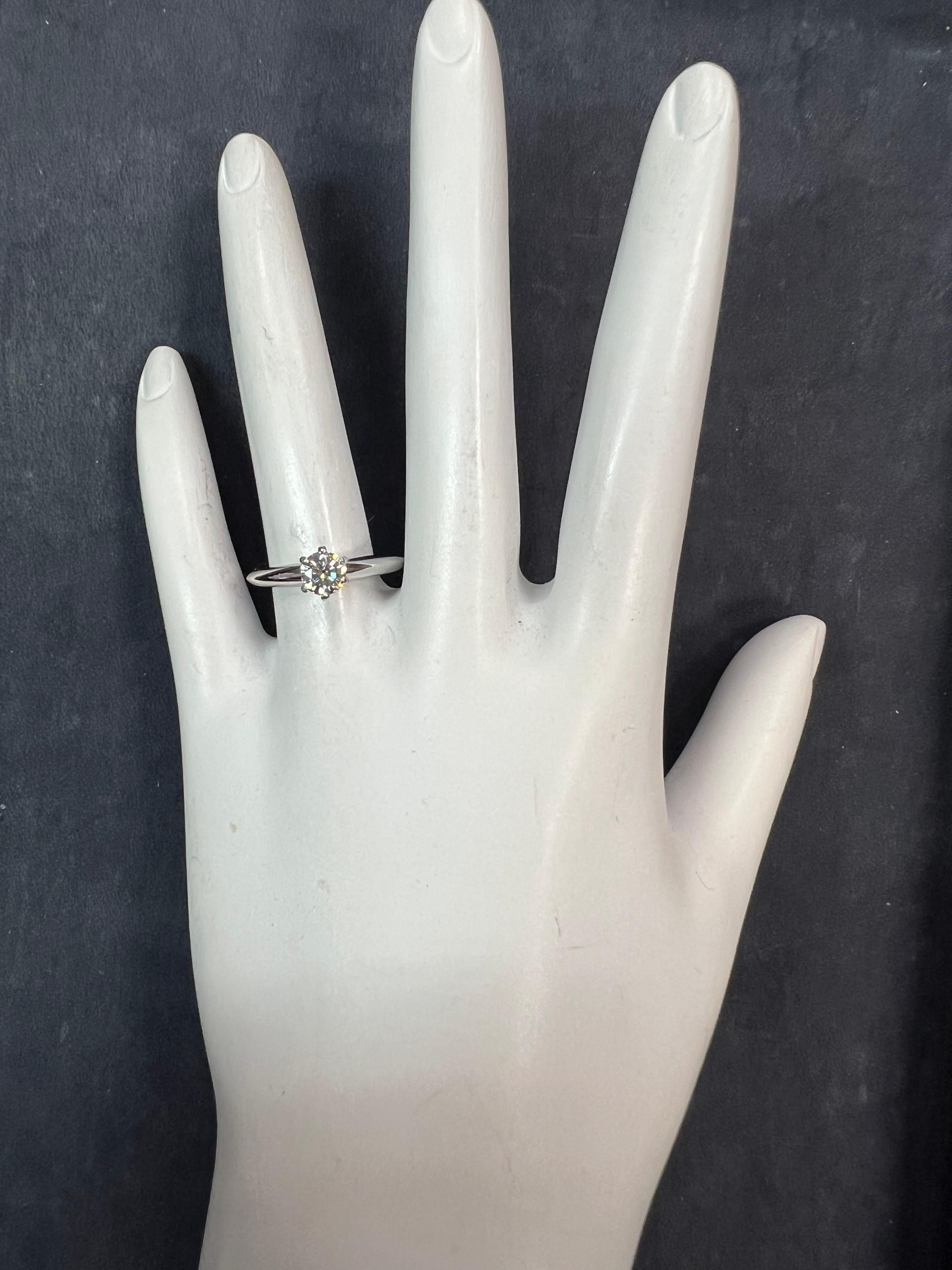 Tiffany & Co .46 Carat GIA Certified H VS2 Round Natural Diamond Engagement Ring (Bague de fiançailles diamant rond naturel certifié GIA H VS2) en vente 3