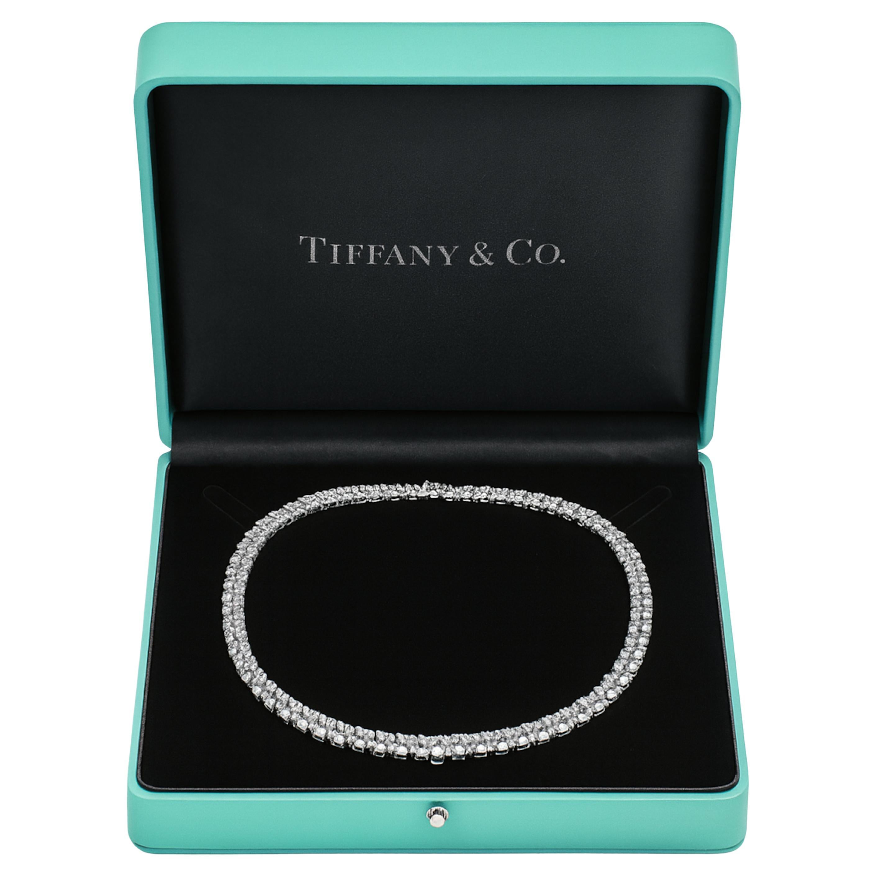 Tiffany & Co. Marquise Cluster Diamant Platin Halskette

Dieses außergewöhnliche Meisterwerk der Handwerkskunst und Eleganz von Tiffany & Co. besticht durch atemberaubende 48 Karat perfekt aufeinander abgestimmter Diamanten in den Farben D und E,