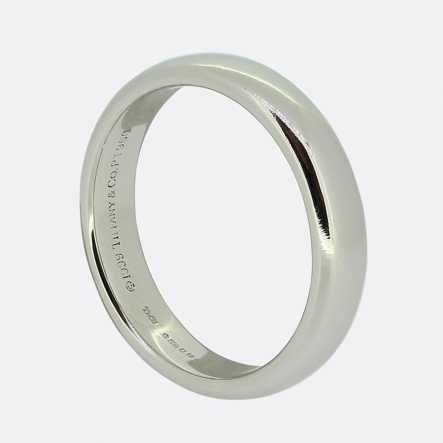 Nous avons ici une alliance classique de 4 mm du célèbre créateur de bijoux Tiffany & Co. Cette pièce a été fabriquée en platine et possède un design totalement dépourvu d'embellissement avec une finition polie, ce qui la rend parfaite pour être