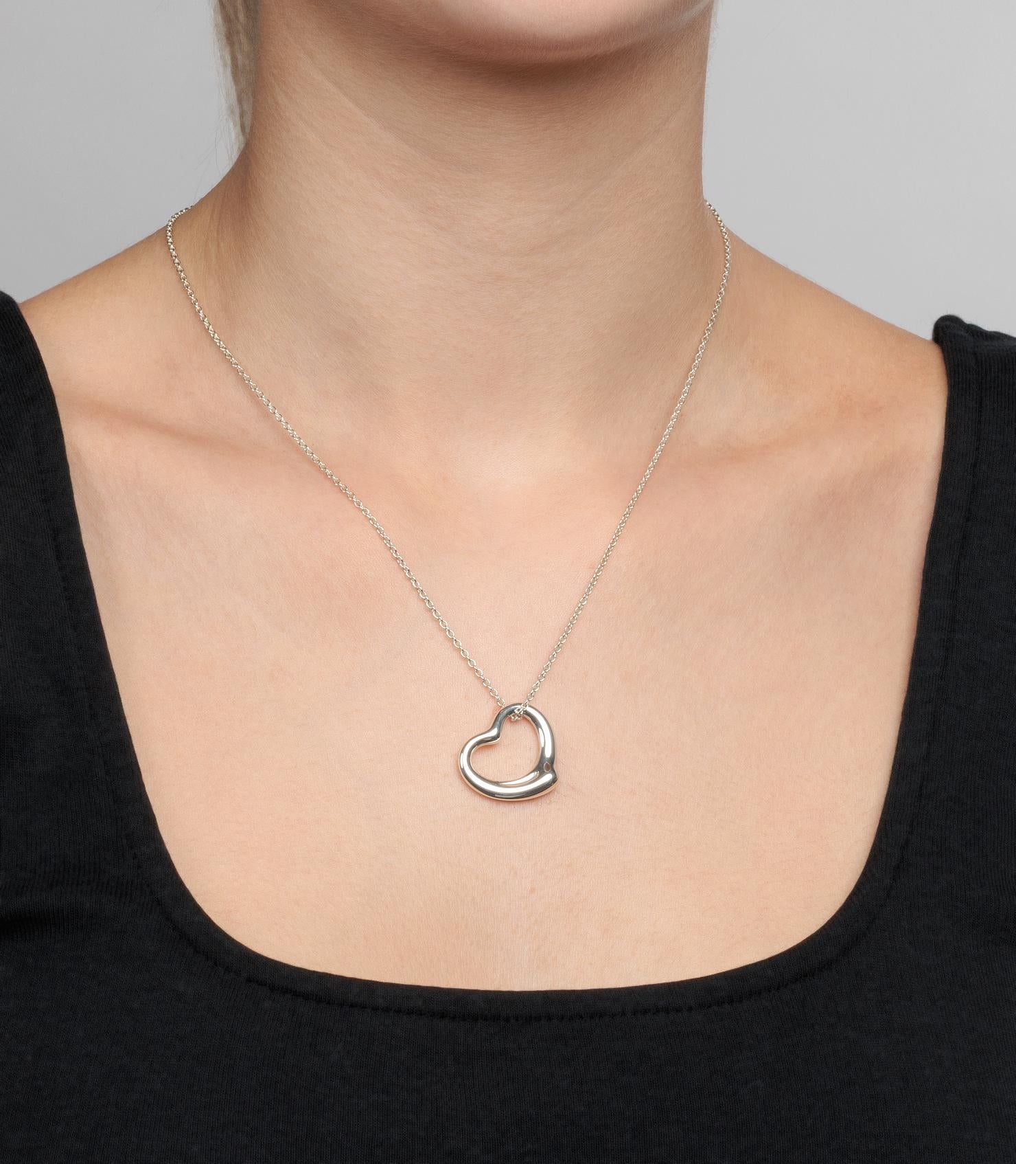 Colgante de corazón abierto Elsa Peretti de 5 diamantes en platino de 16 mm Tiffany & Co.

Detalles del producto
Xupes Ref: J1558
Marca: Tiffany & Co.
Model No: Colgante Corazón Abierto 5 Diamantes 16mm
Tipo: Collar
PVP: 2.275
Material(es):