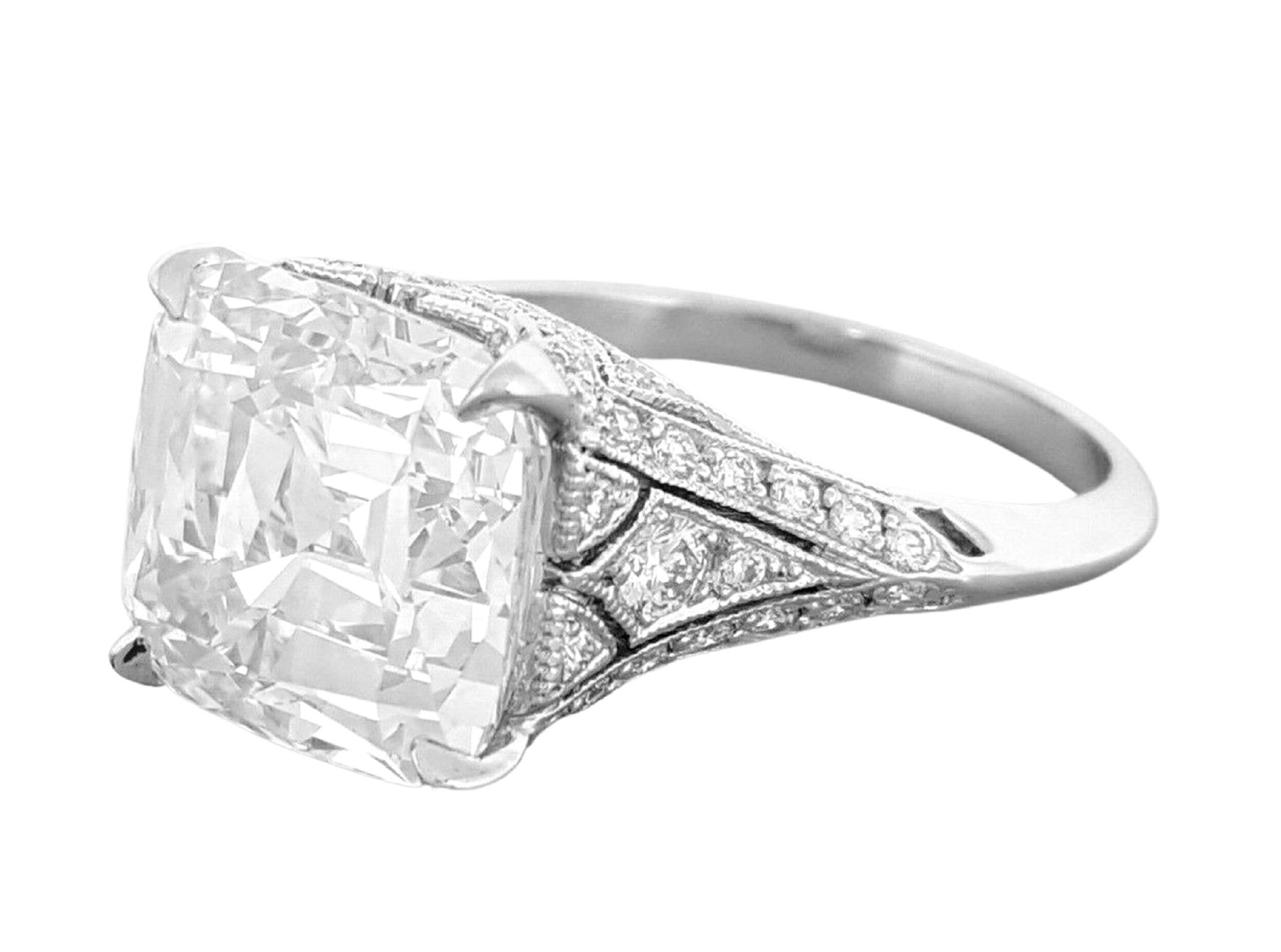 Bague de fiançailles Tiffany & Co. 5,35 ct Platinum Legacy Cushion Brilliant Cut Diamond. 



La bague pèse 4.7 grammes, taille 6, la pierre centrale est un diamant Legacy Cushion Brilliant Cut pesant 5.07 ct, F de couleur, VVS1 de pureté. La pierre