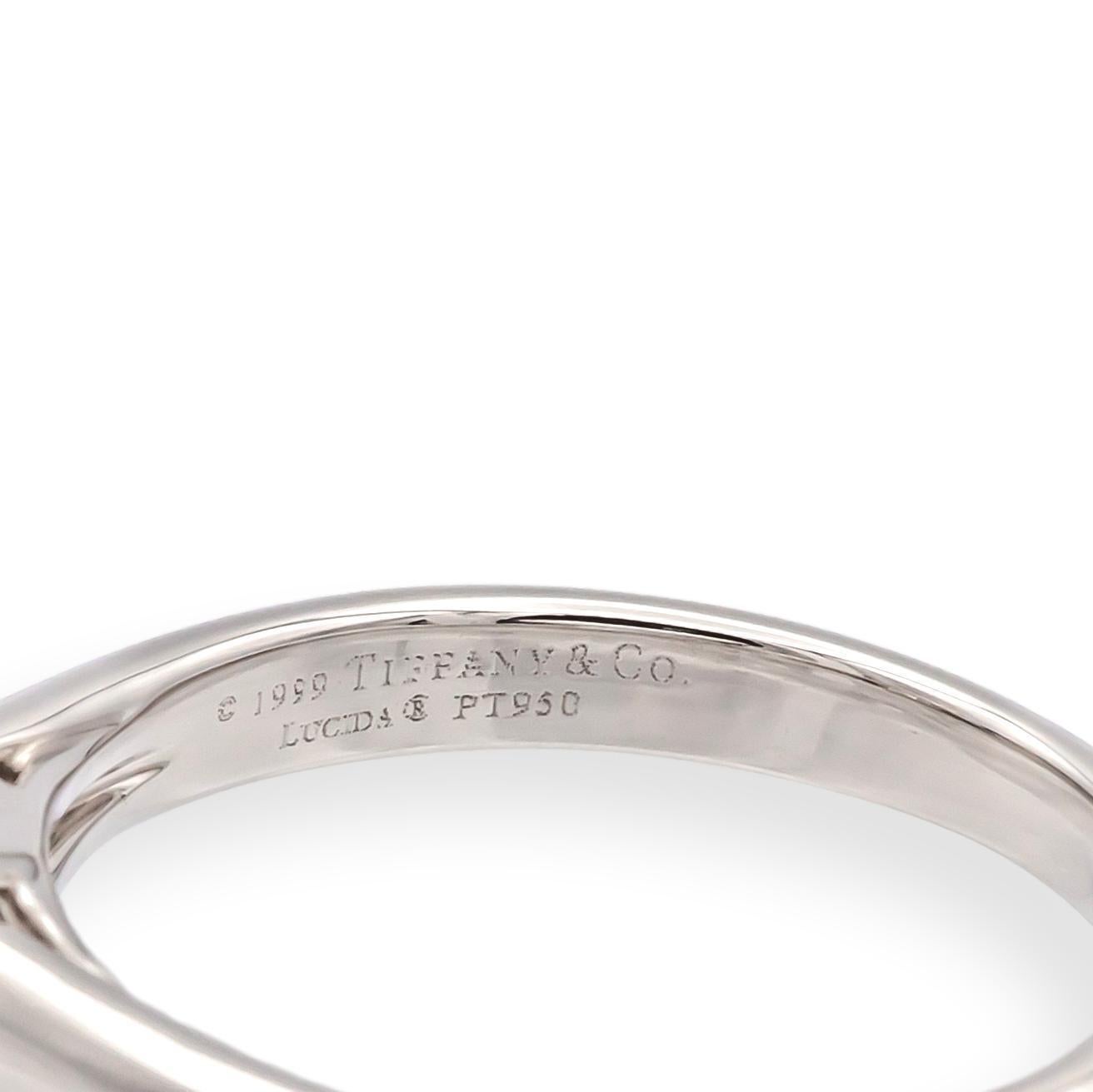 Eine Tiffany & Co. Lucida®-Verlobungsring mit einem Diamanten im Lucida-Schliff von 0,54 Karat, gefasst in Platin. Der Diamant hat eine Farbe von G-H und eine Reinheit von VVS2-VS1 und ist mit einer Laserbeschriftung mit seiner Seriennummer