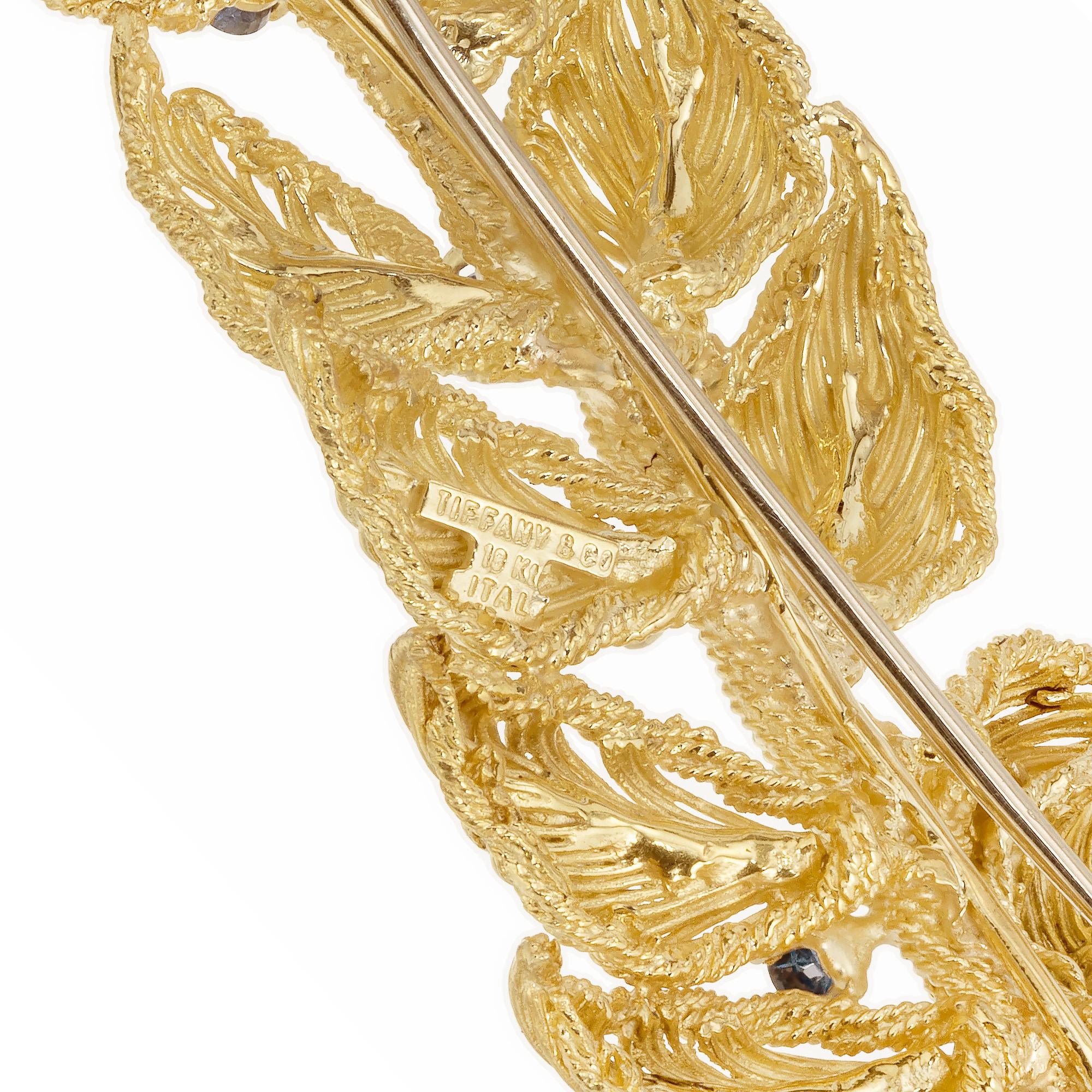Tiffany & Co .55 Quilates Zafiro Redondo Broche Hoja Oro Amarillo Vintage en Bueno estado para la venta en Stamford, CT