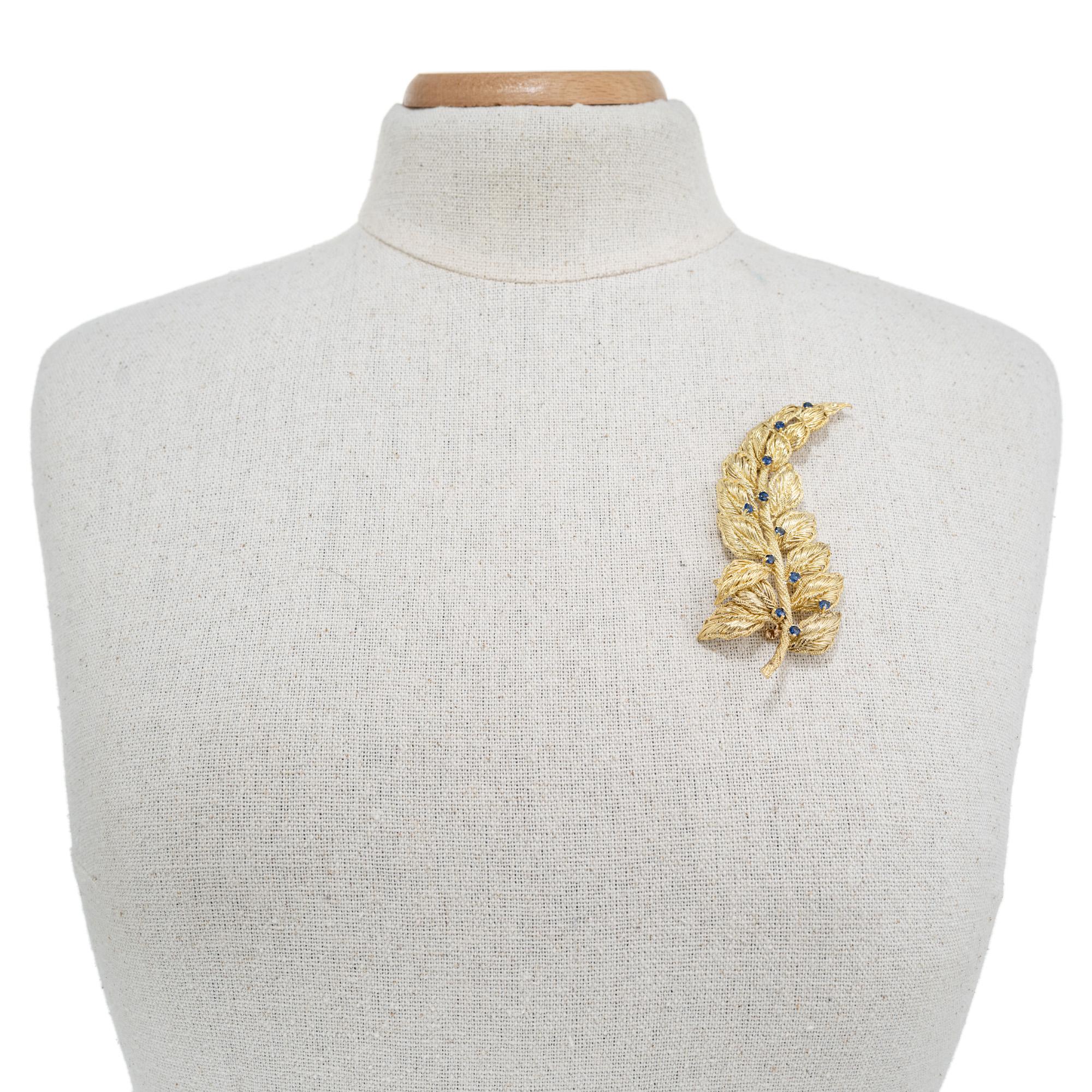 De las mujeres Tiffany & Co .55 Quilates Zafiro Redondo Broche Hoja Oro Amarillo Vintage en venta
