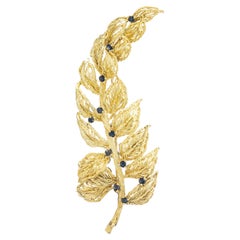 Tiffany & Co .55 Carat Round Sapphire Vintage Yellow Gold Leaf Brooch (Broche à feuilles en or jaune)