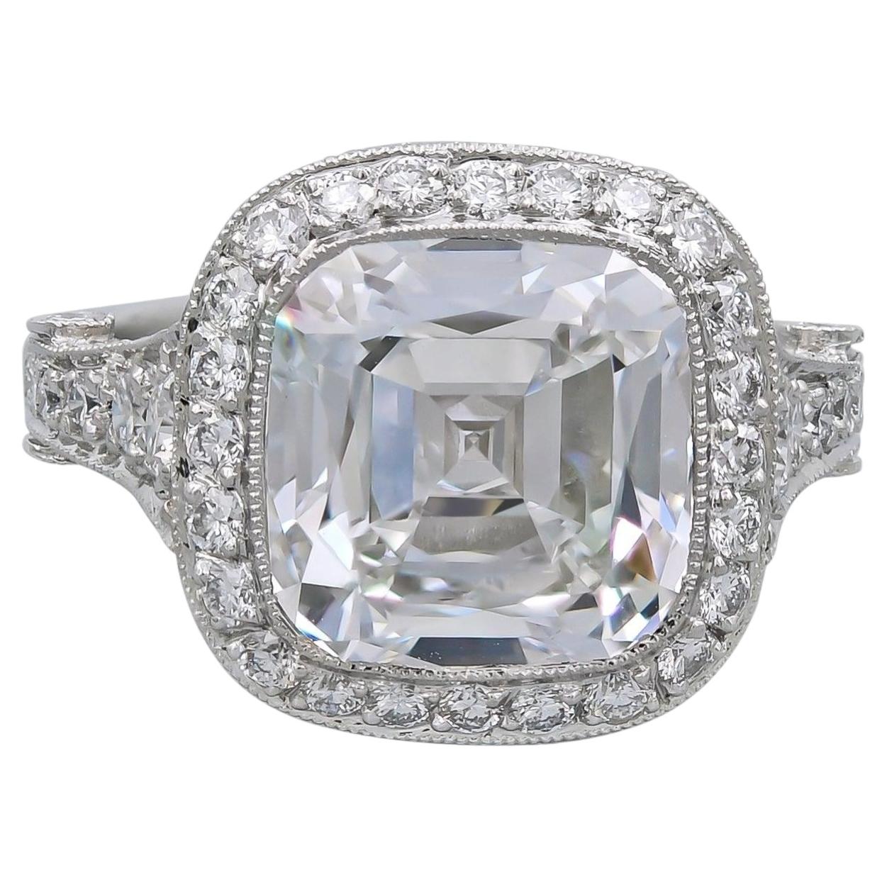 Anillo de compromiso de Tiffany & Co. con un diamante de talla cojín de 5,56 ct