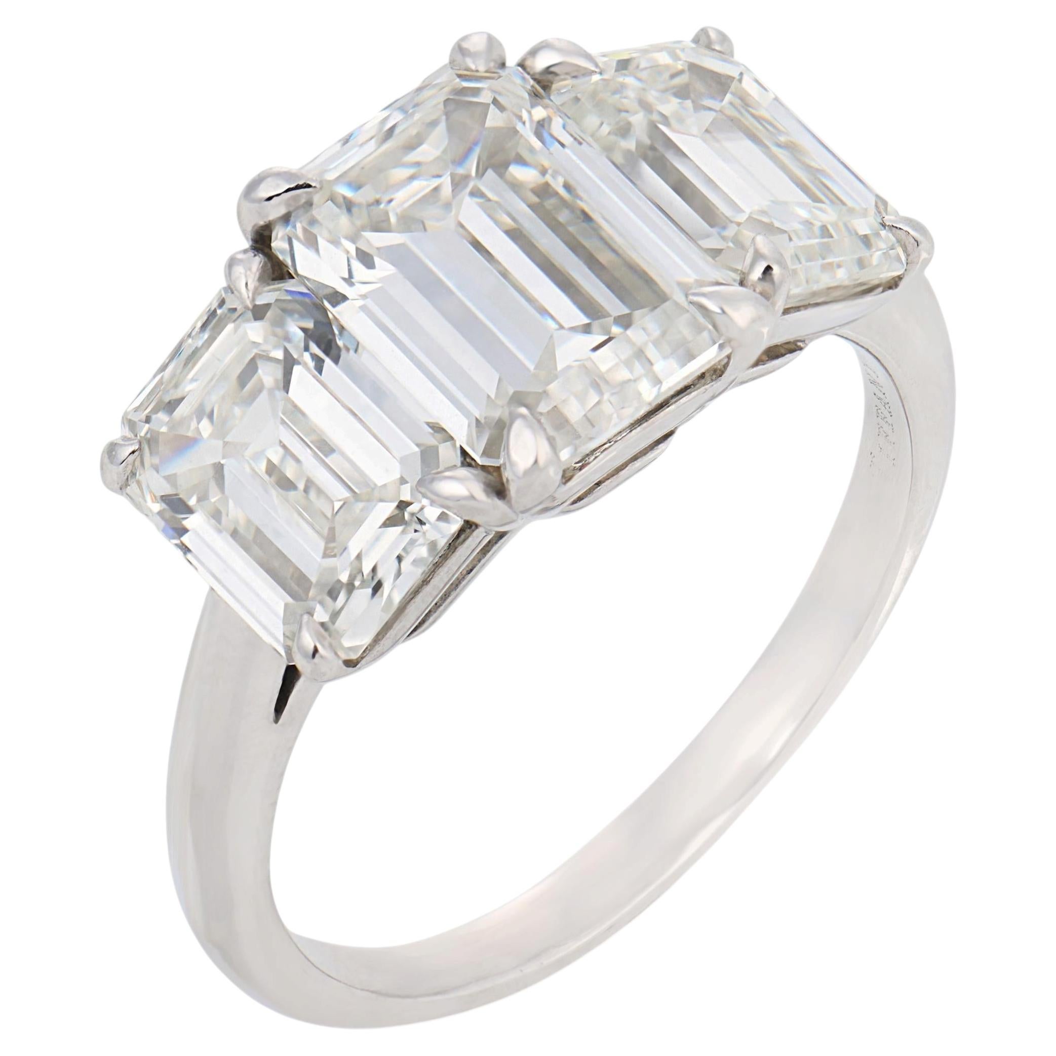 Tiffany & Co. 5,74 Karat Smaragdschliff-Diamantring aus Platin mit drei Steinen