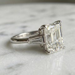 Tiffany & Co. Anello a tre pietre con diamante taglio smeraldo in platino da 6 carati