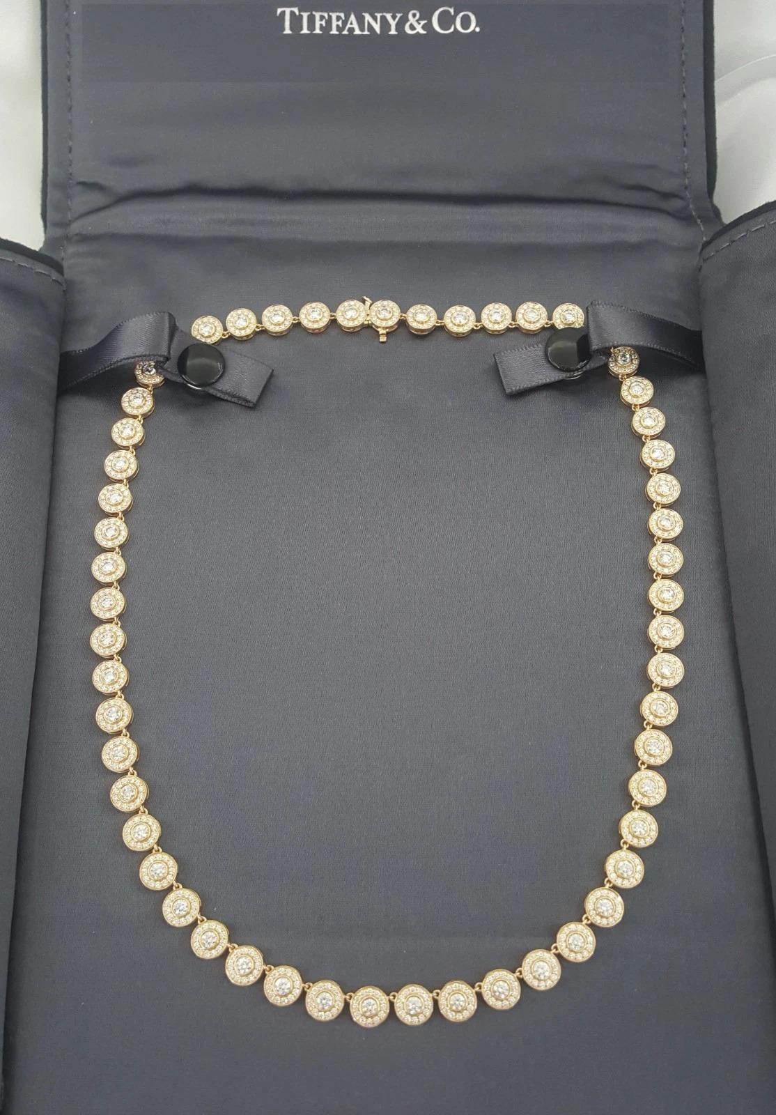 Questa raffinata collana con aureola di diamanti di Tiffany & Co. è realizzata in oro rosa 18 carati e presenta un'elegante linea di 55 stazioni a cerchio con circa 715 diamanti naturali rotondi con taglio a brillante, per un peso totale di circa 15