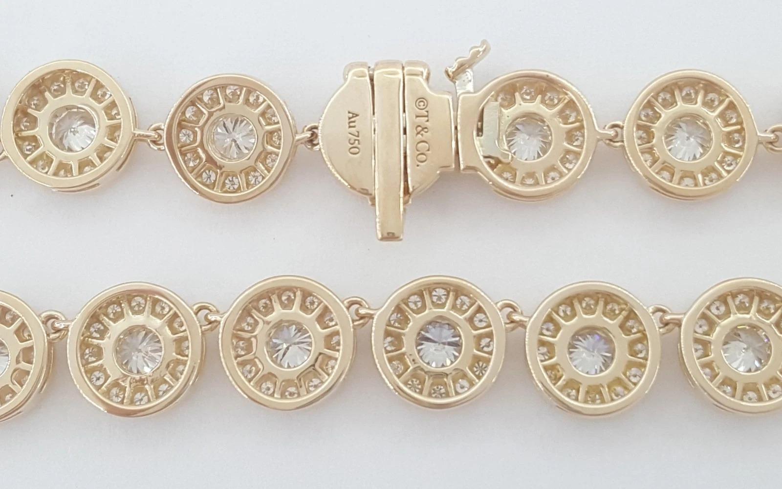 Taglio rotondo La collana con aureola di diamanti da 6 carati di Tiffany & Co. è realizzata in oro rosa 18 carati. in vendita