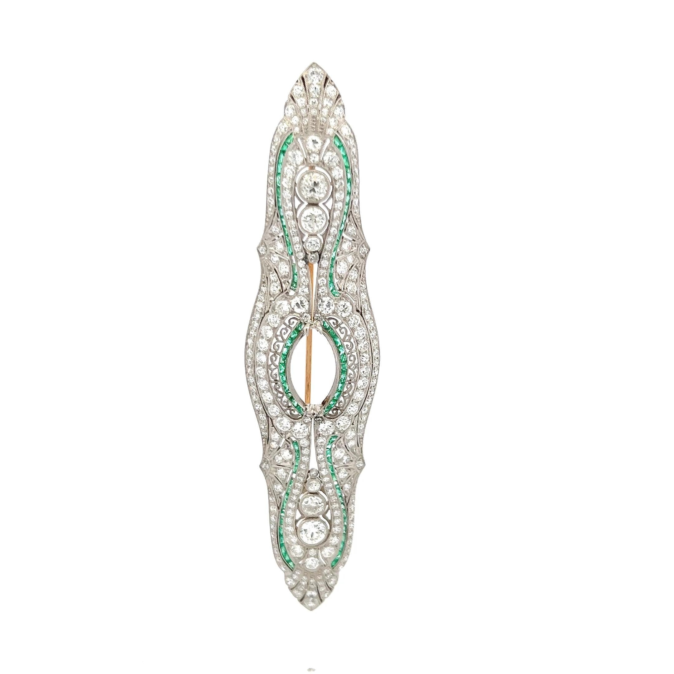 De las mujeres Alfiler de platino con diamante redondo de 6,00 quilates y esmeralda de 1,50 quilates Tiffany & Co. en venta