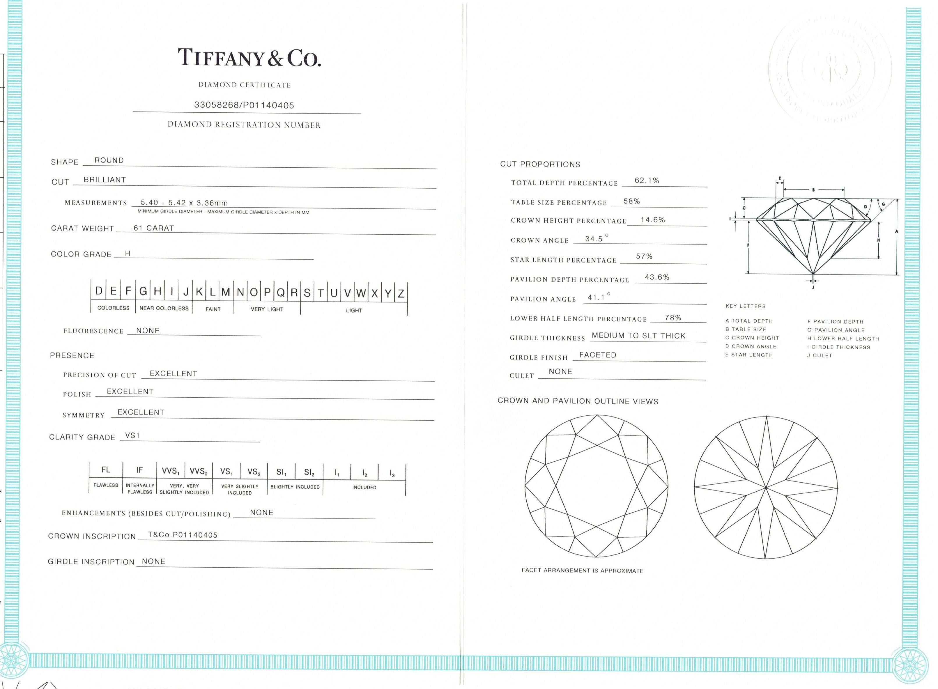 La bague est ornée d'un diamant central de taille brillant pesant 0,61 carat. Le diamant est de couleur H et de pureté VS1. Toutes les bagues Tiffany & Co sont d'occasion et vendues avec des boîtes authentiques Tiffany & Co. Pampillonia n'est pas