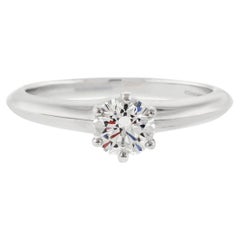 Anillo de compromiso y alianza de boda Tiffany & Co. de diamantes de 0,61 quilates con filo de cuchillo