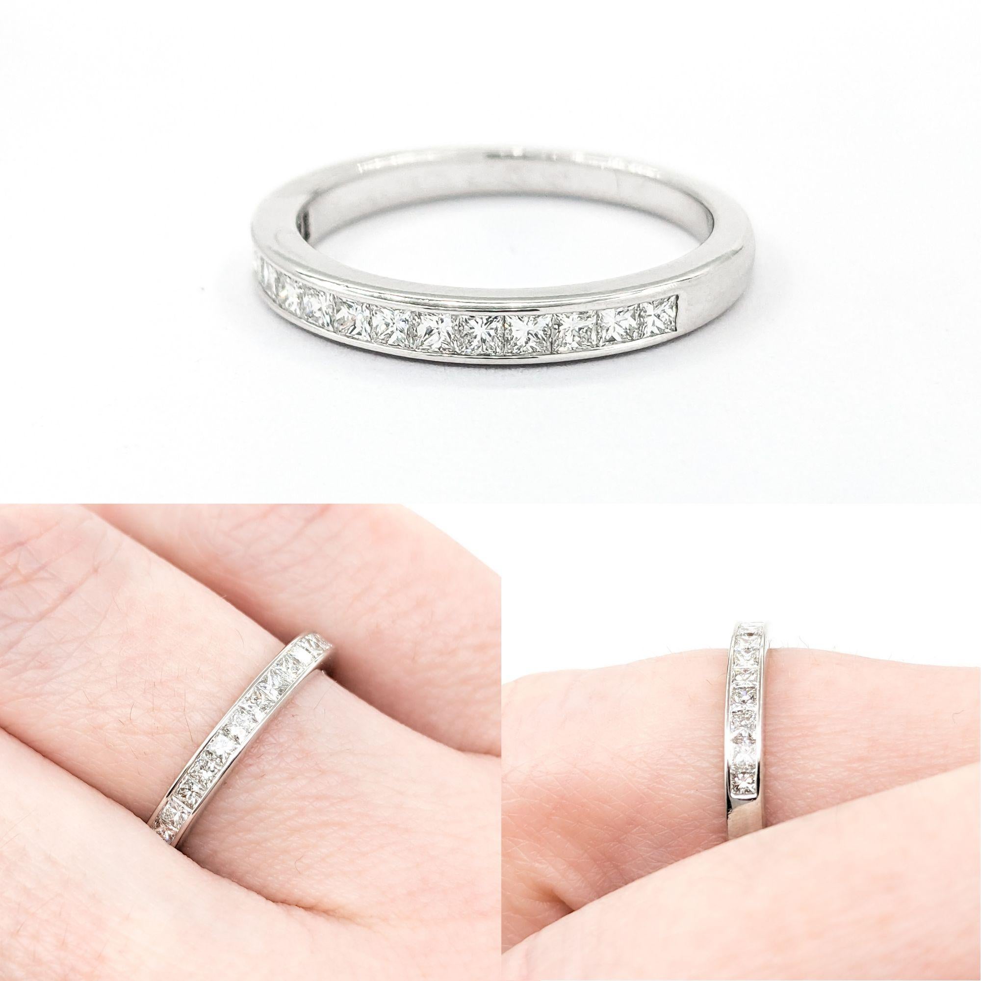 Tiffany & Co. .75ctw Diamant Ring in Platin

Dieser prächtige Brautmodenring, eine Kreation von Tiffany & Co. mit Originalverpackung, ist fachmännisch aus feinstem Platin gefertigt. Er präsentiert 0,75 ct Diamanten, die für ihre VS-Reinheit und