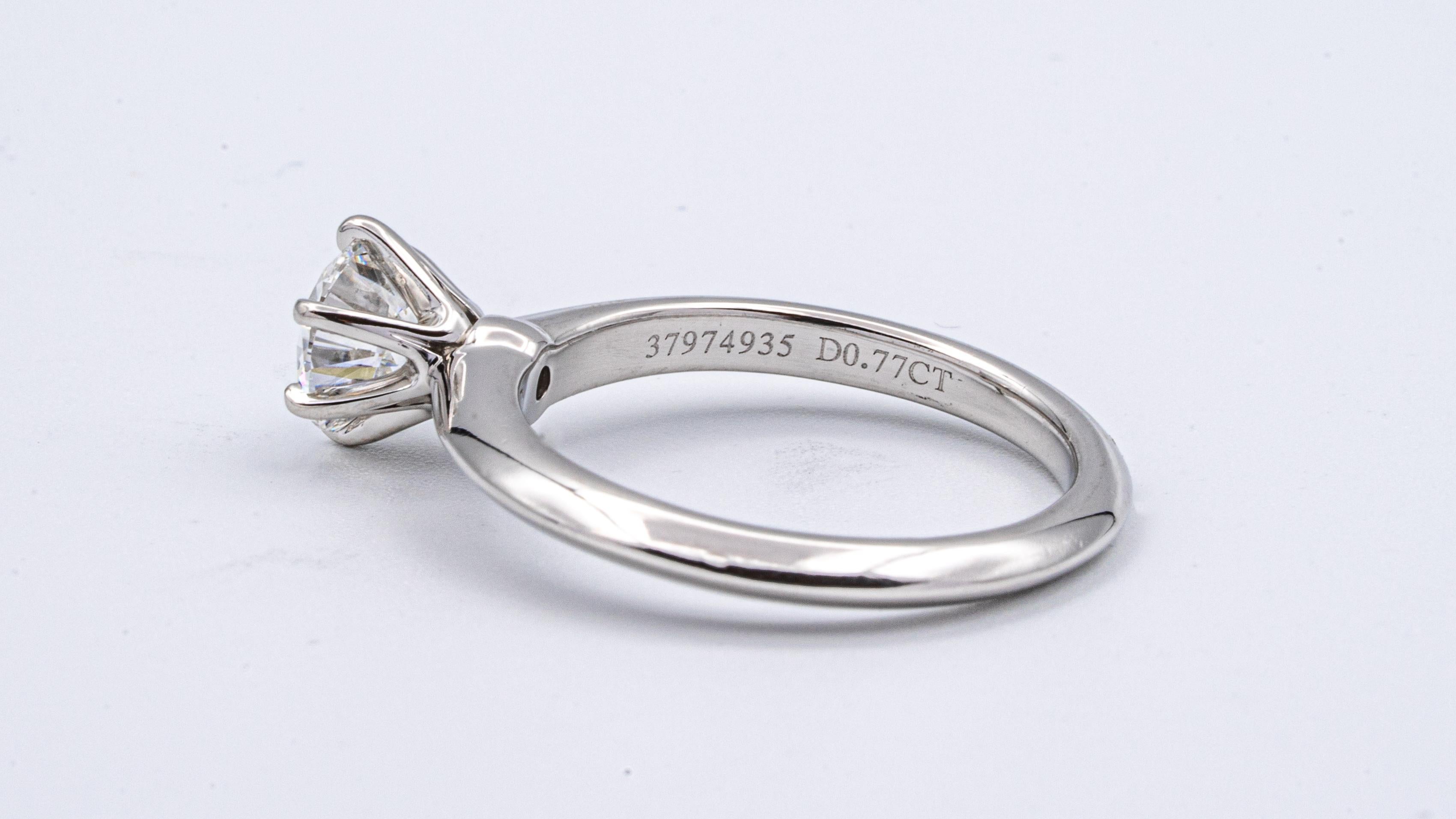 Tiffany & Co. Platin Diamant Verlobungsring 0::77 Ct G VS1 Rund Exzellenter Schliff im Zustand „Hervorragend“ in New York, NY