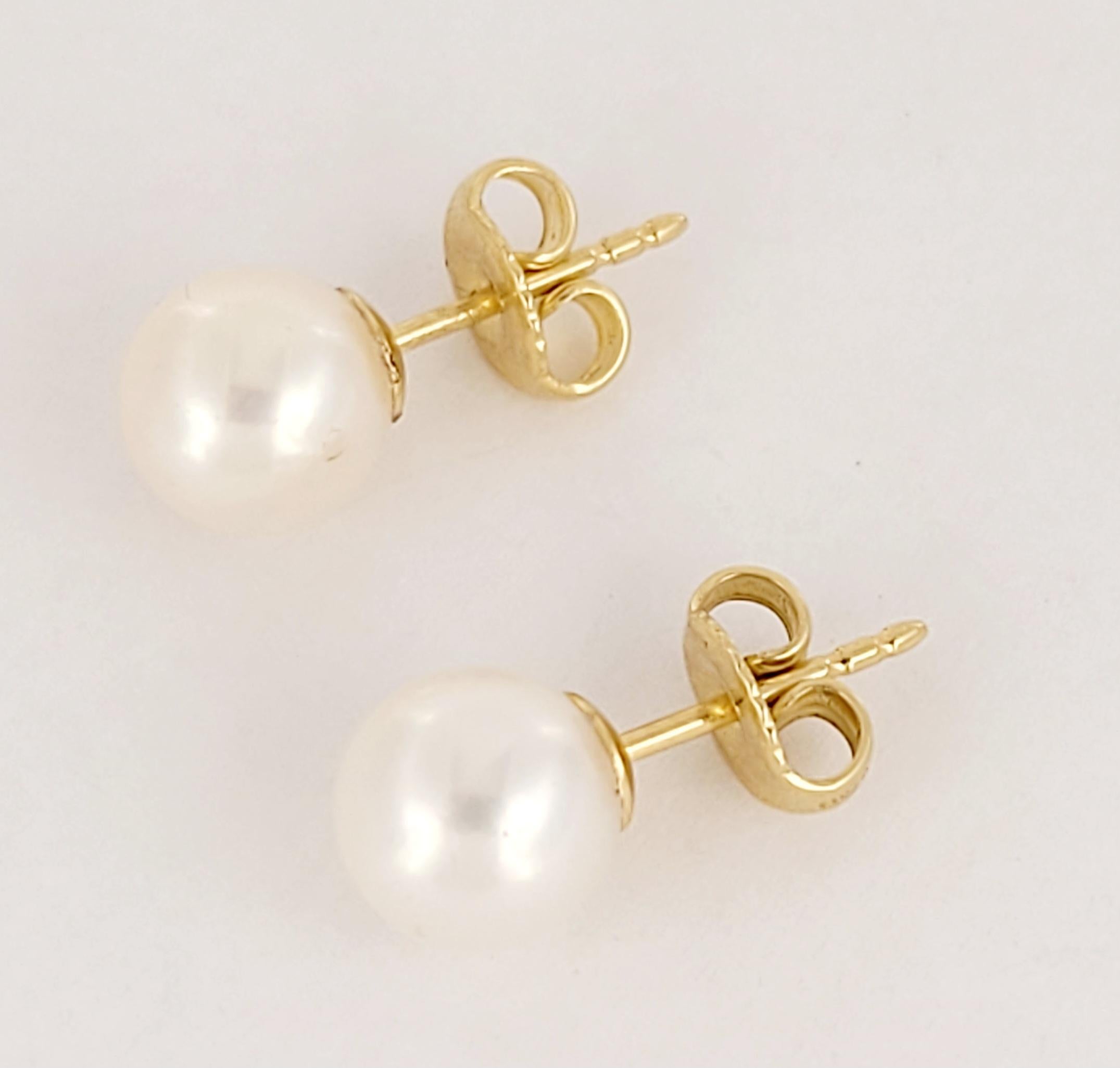 Marca Tiffany & Co.
Pendientes de perlas Akoya
Material Oro Amarillo 18K
Cada perla mide aproximadamente 7,8 mm de diámetro
Las perlas exhiben un hermoso color blanco y un gran brillo
Peso de los pendientes 2,3 gramos en total
Estado Menta
Ocasión: