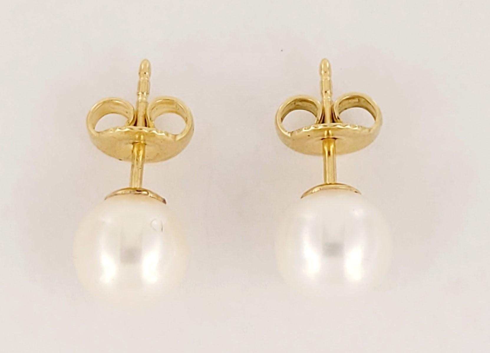 Tiffany & Co. Pendientes de perla Akoya blanca de 7,8 mm y oro amarillo de 18 quilates Corte redondo
